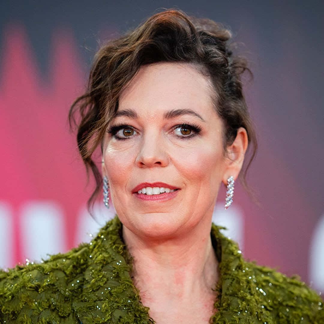Olivia Colman, wavy brown hair, sparkling earrings, SD Desktop Wallpaper