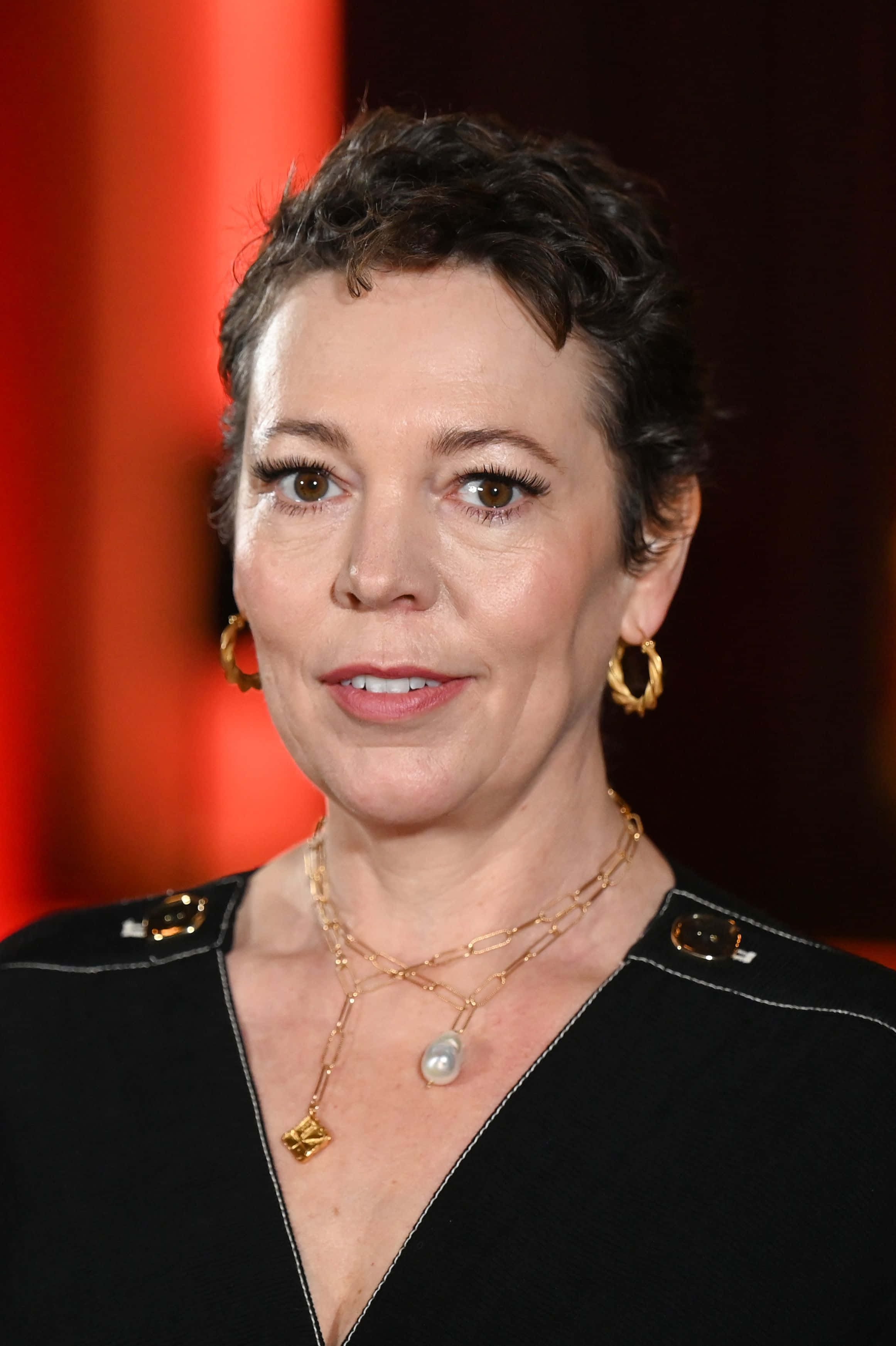Olivia Colman, award event, short dark hair, 2K Phone Wallpaper