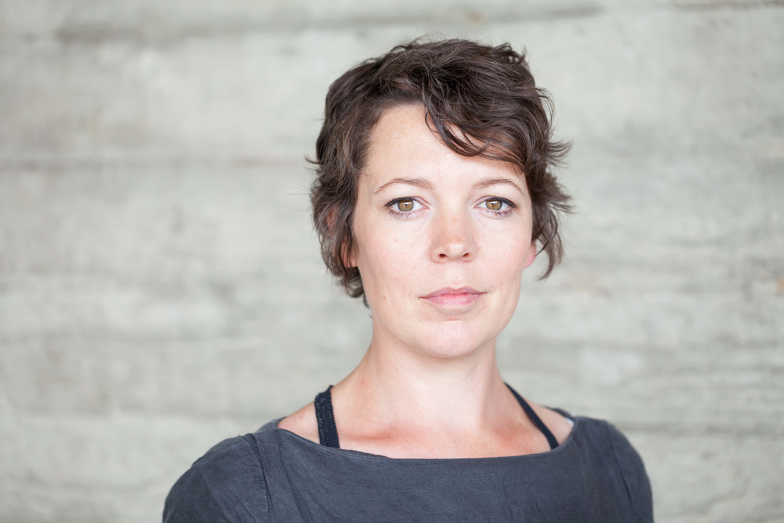 Olivia Colman, short dark hair, calm brown eyes, 2K Desktop Wallpaper