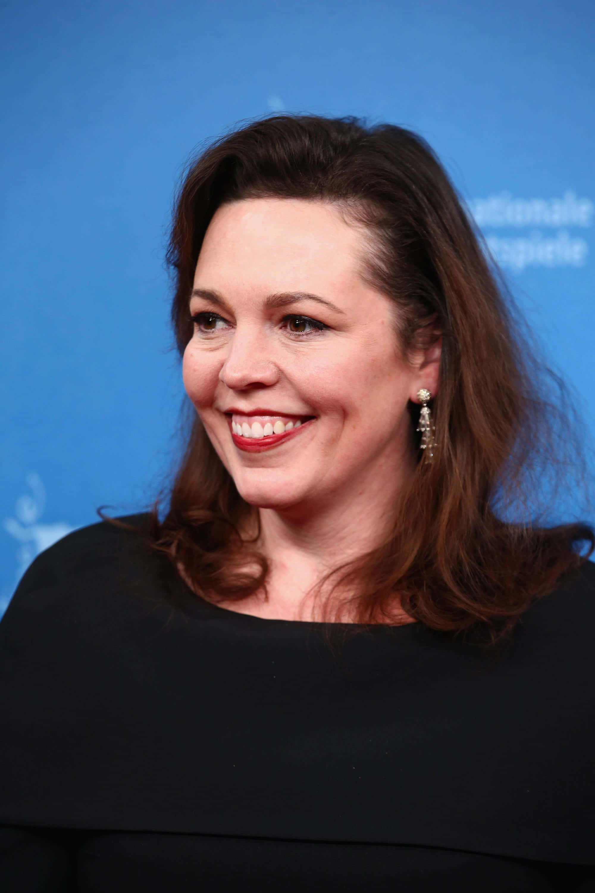 Olivia Colman, brown hair, red lipstick, 2K Phone Wallpaper
