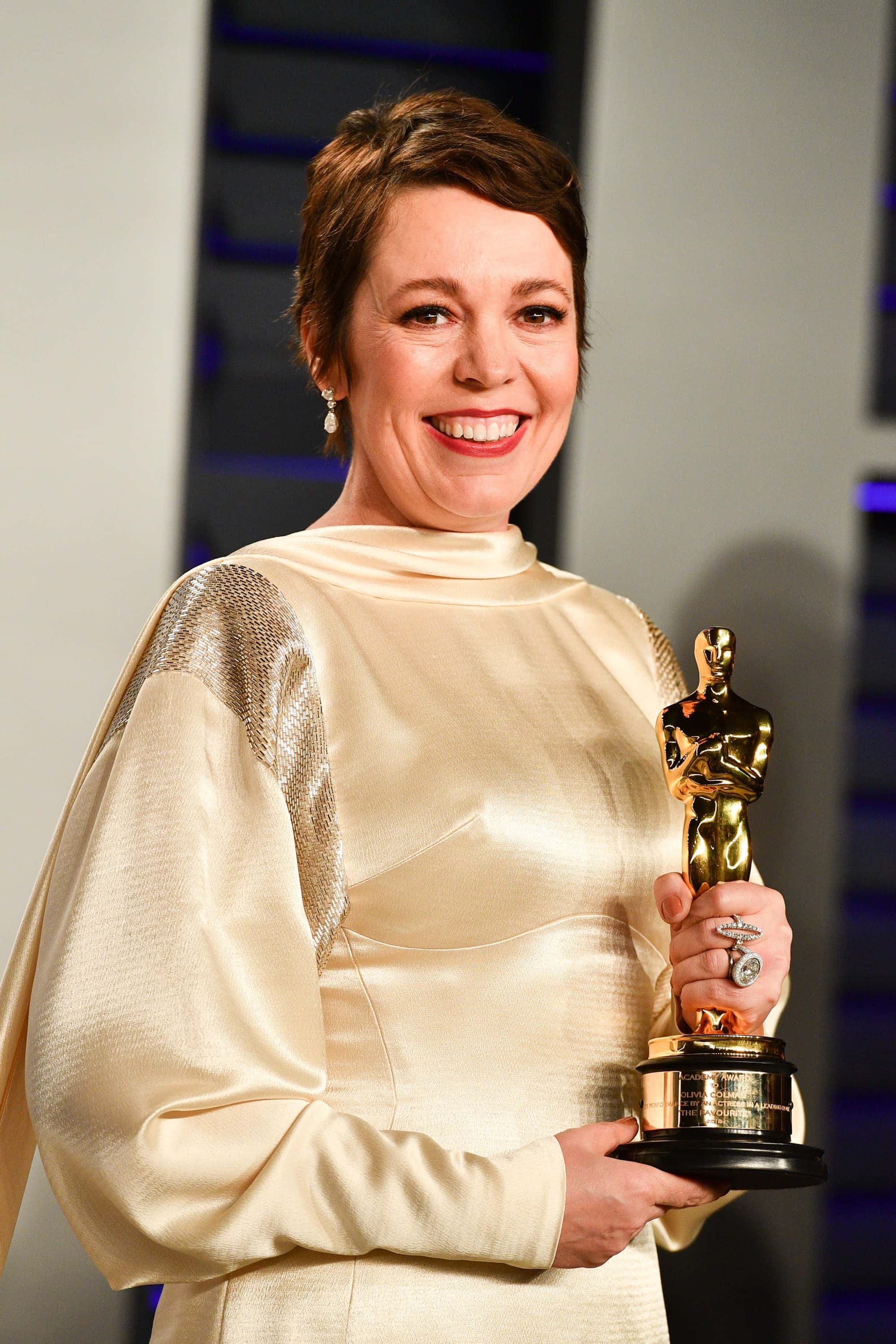 Olivia Colman, shimmering gold gown, golden Oscar statuette, 2K Phone Wallpaper