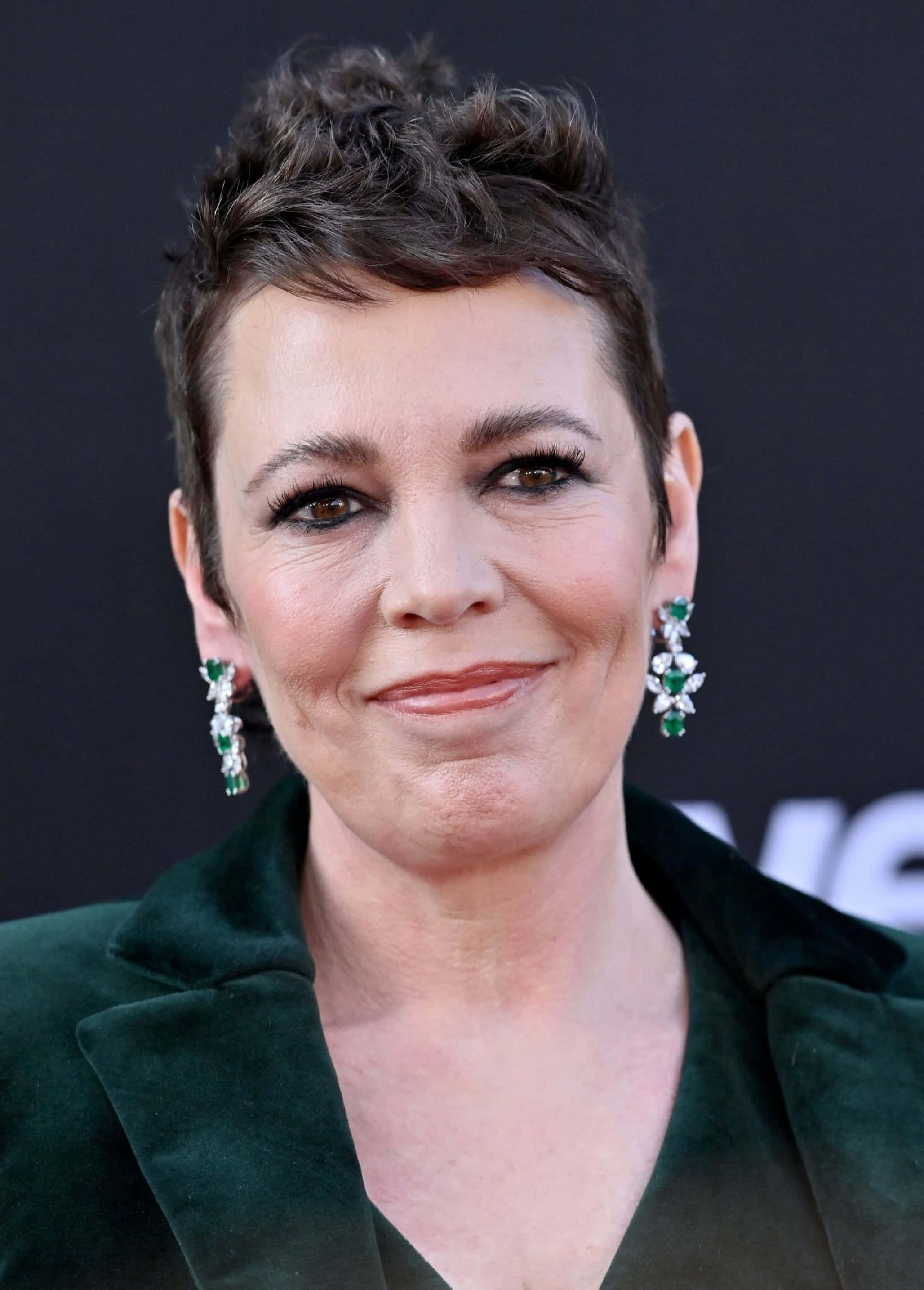 Olivia Colman, short dark hair, green gem earrings, 2K Phone Wallpaper