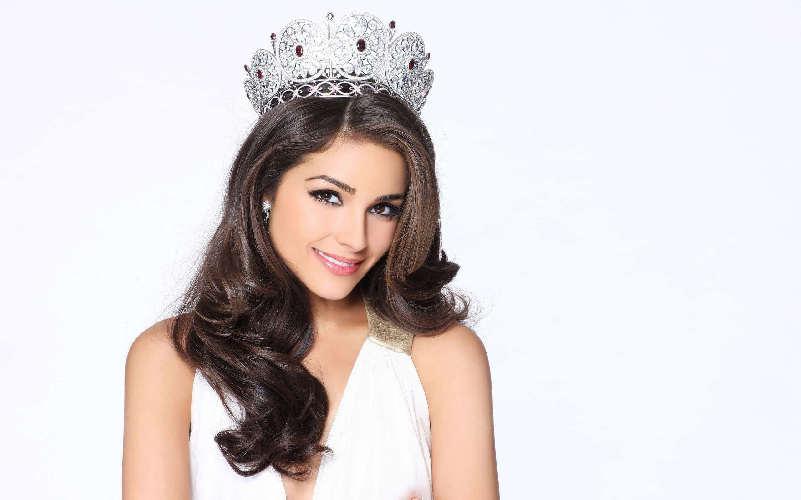 Olivia Culpo, red, silver crown, 2K Desktop Wallpaper