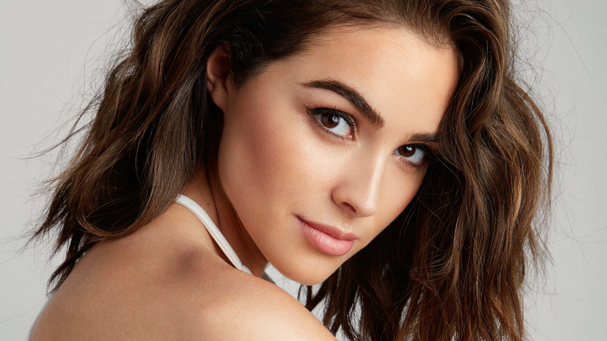 Olivia Culpo, wavy brown hair, intense gaze, Full HD Desktop Wallpaper