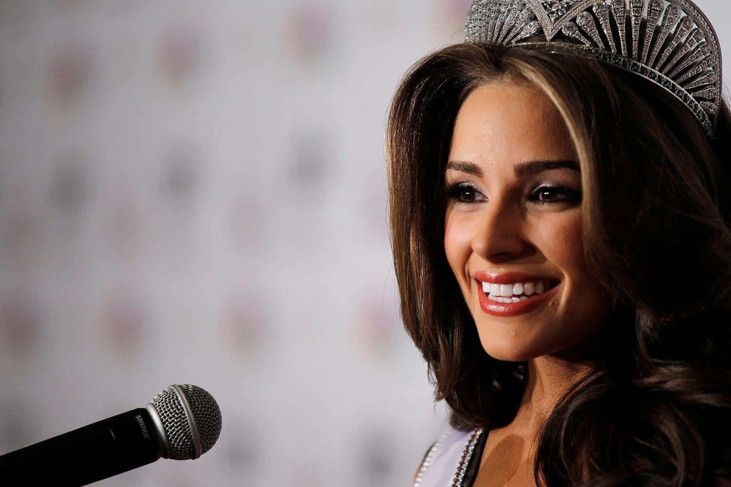 Olivia Culpo, gold, sparkling crown, HD Desktop Wallpaper