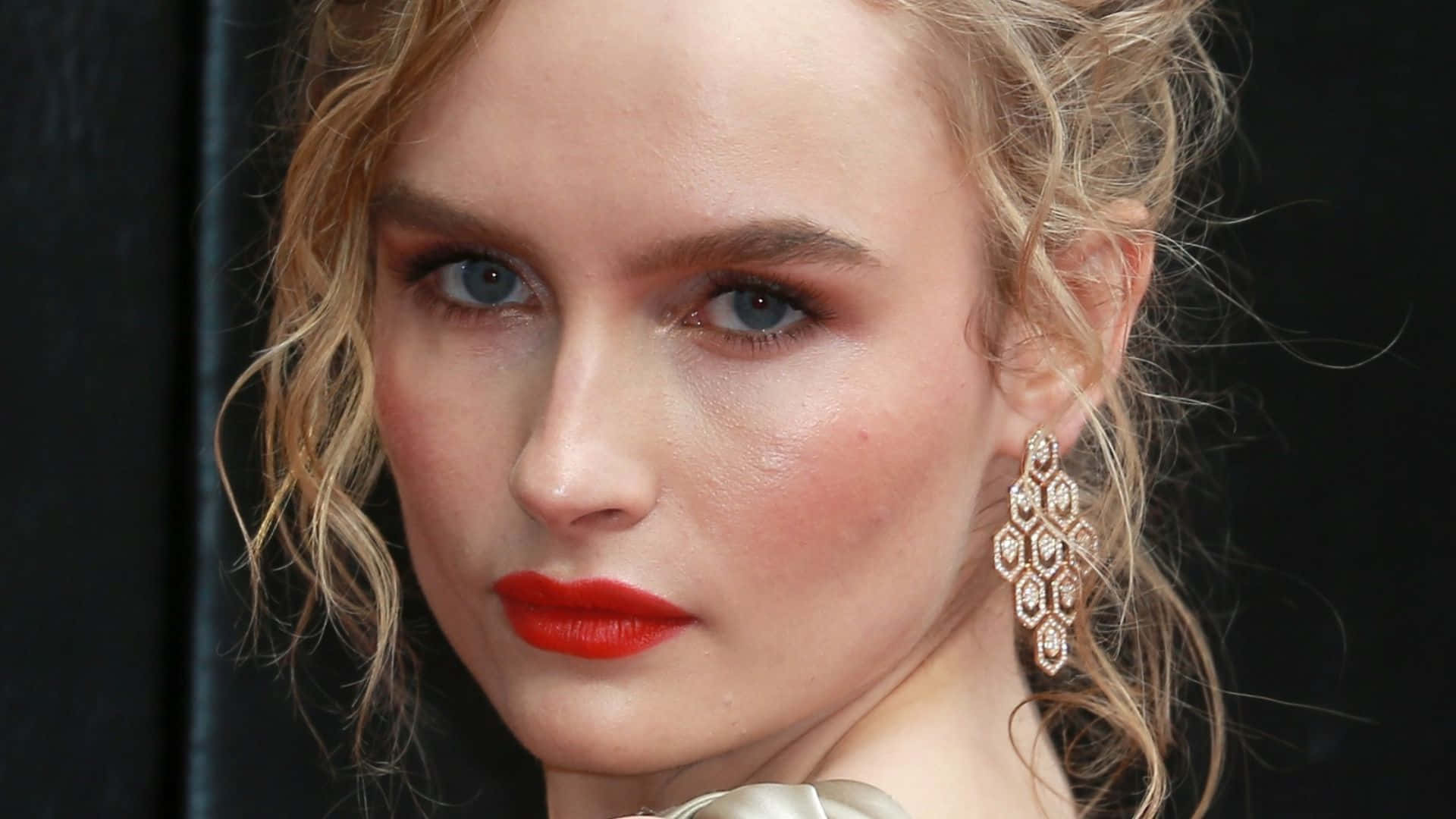 Olivia Dejonge, red carpet look, blonde hair, Full HD Desktop Wallpaper