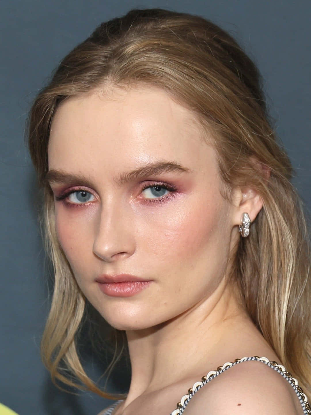 Olivia Dejonge, blonde hair, pink eyeshadow, HD Phone Wallpaper