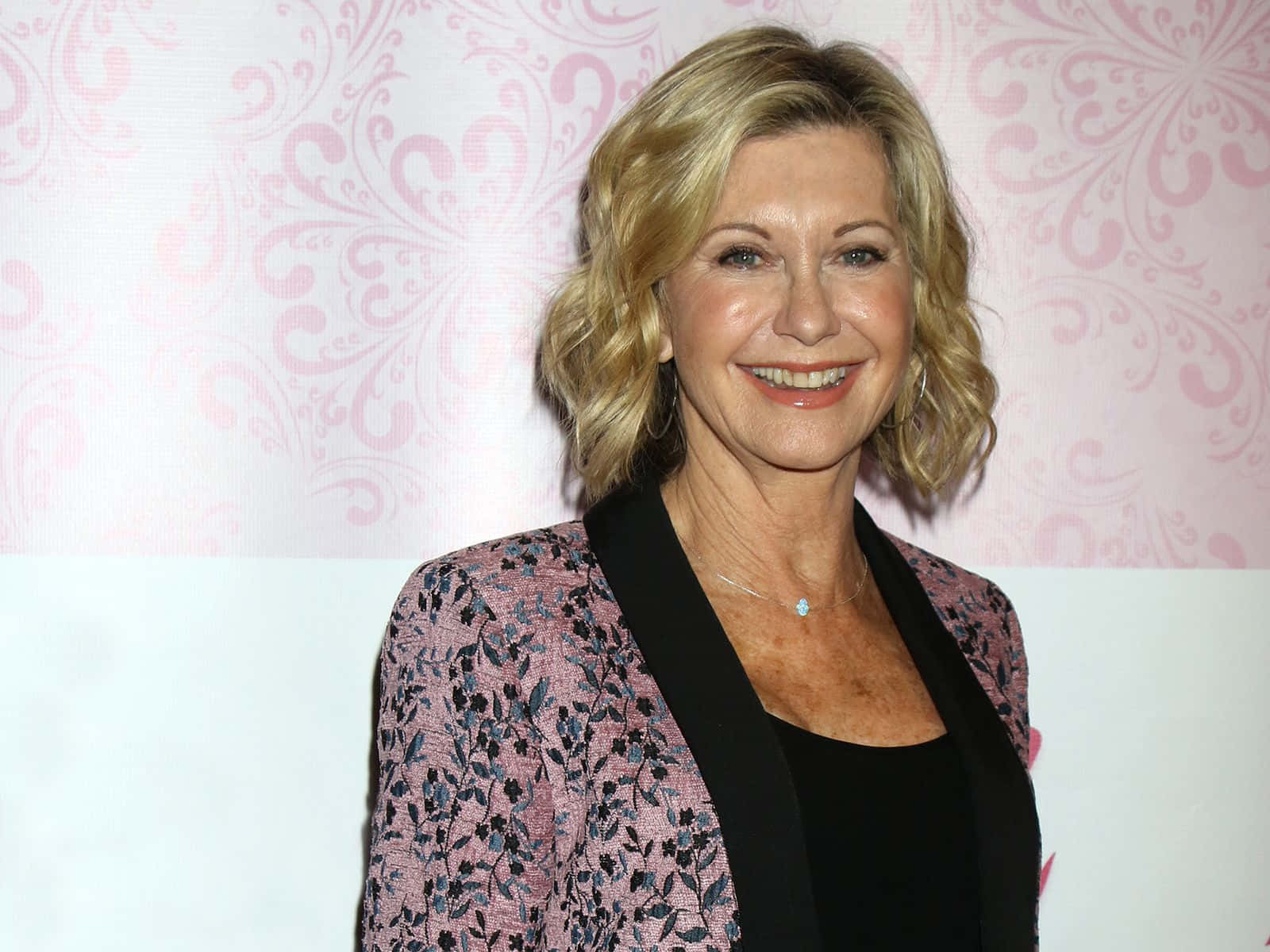 Olivia Newton John, pink floral wallpaper, patterned jacket, HD Desktop Wallpaper