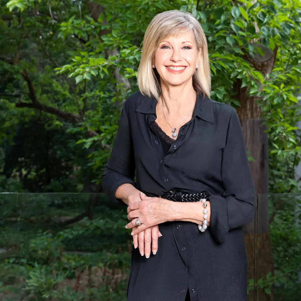 Olivia Newton John, blonde hair, black blouse, SD Desktop Wallpaper