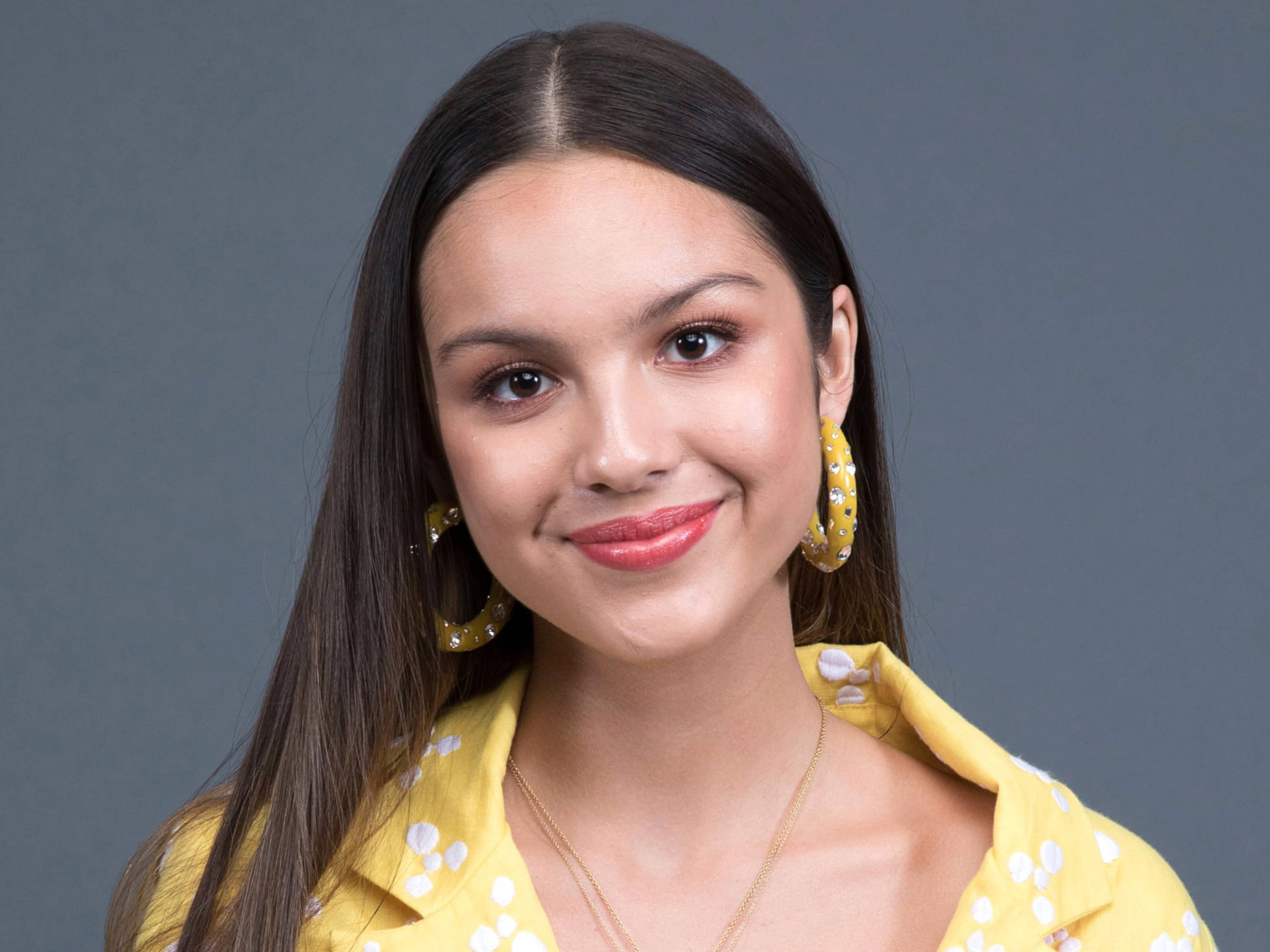 Olivia Rodrigo, yellow polka-dot blouse, hoop earrings, 5K Desktop Wallpaper