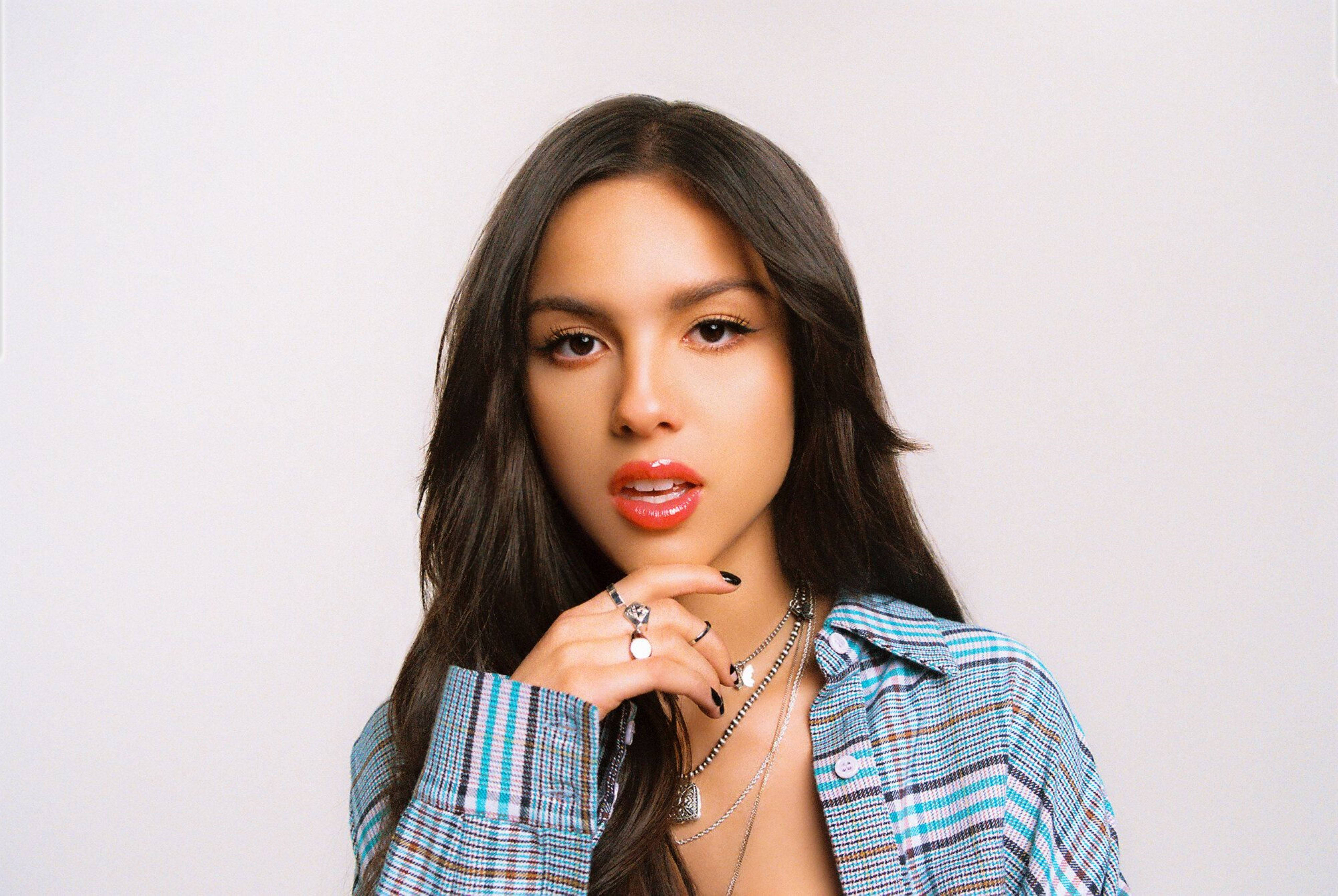 Olivia Rodrigo, dark hair, bold red lips, 5K Desktop Wallpaper