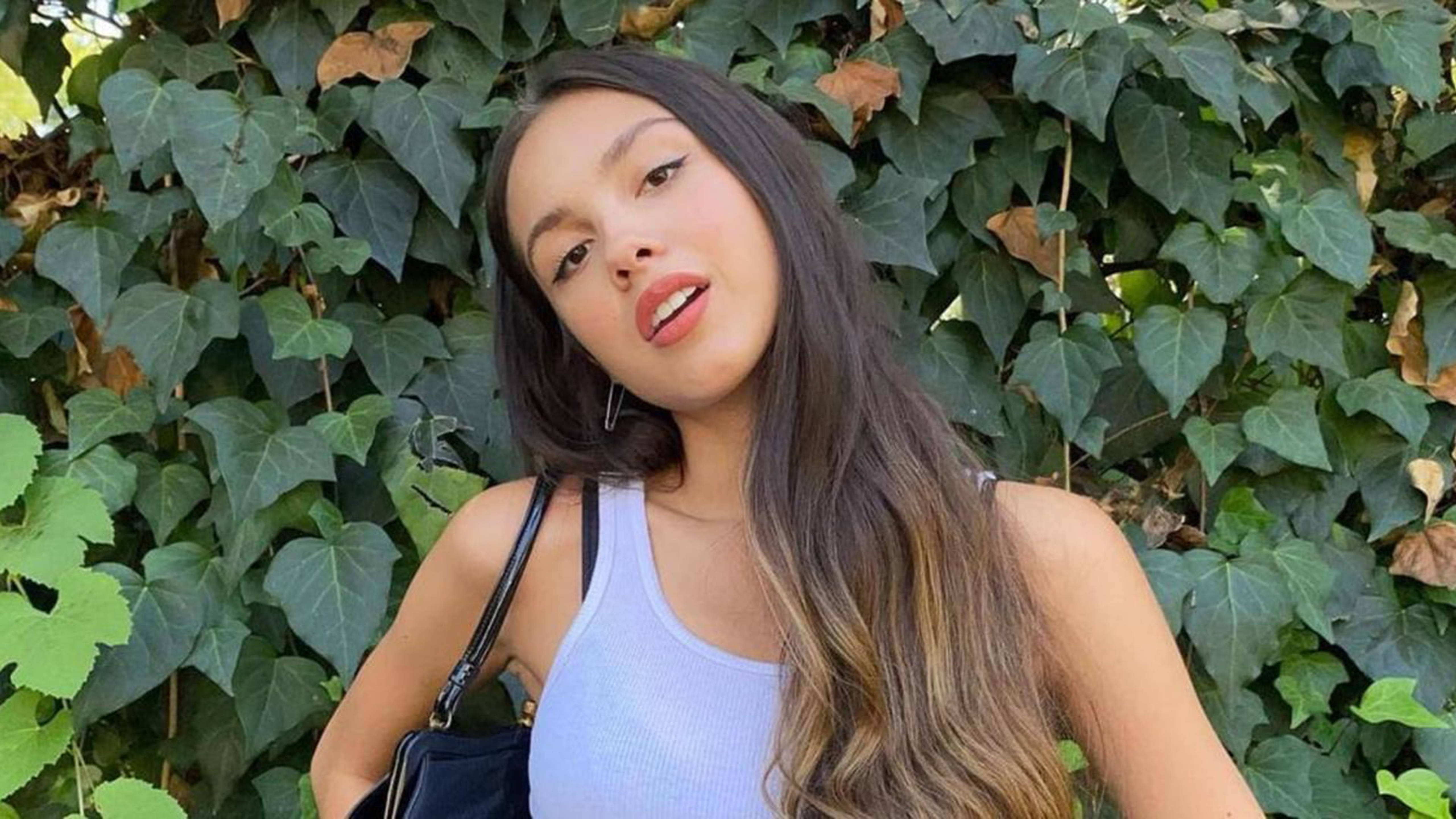 Olivia Rodrigo, long dark hair, light blue tank top, 5K Desktop Wallpaper