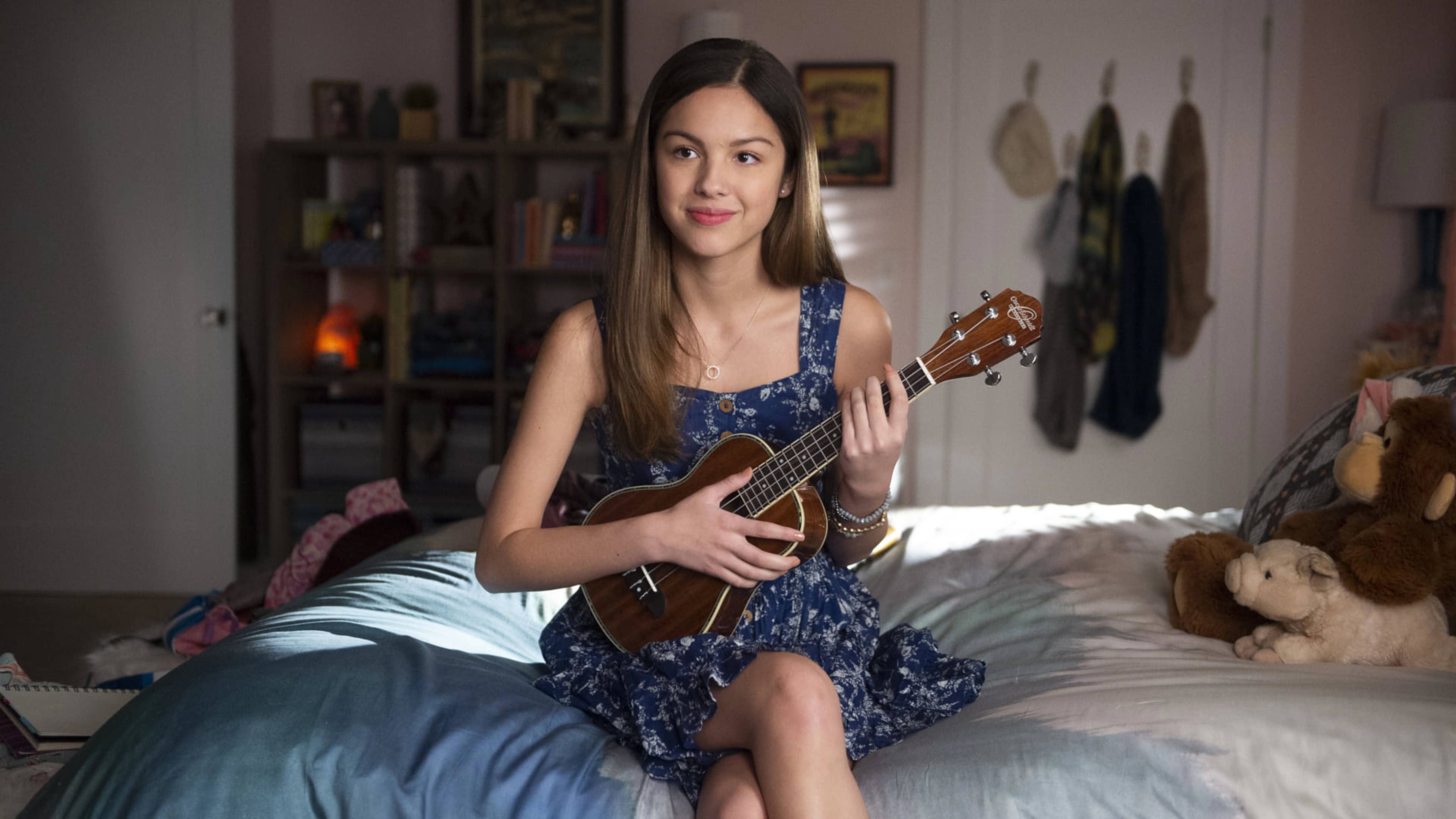 Olivia Rodrigo, ukulele, blue floral dress, 5K Desktop Wallpaper