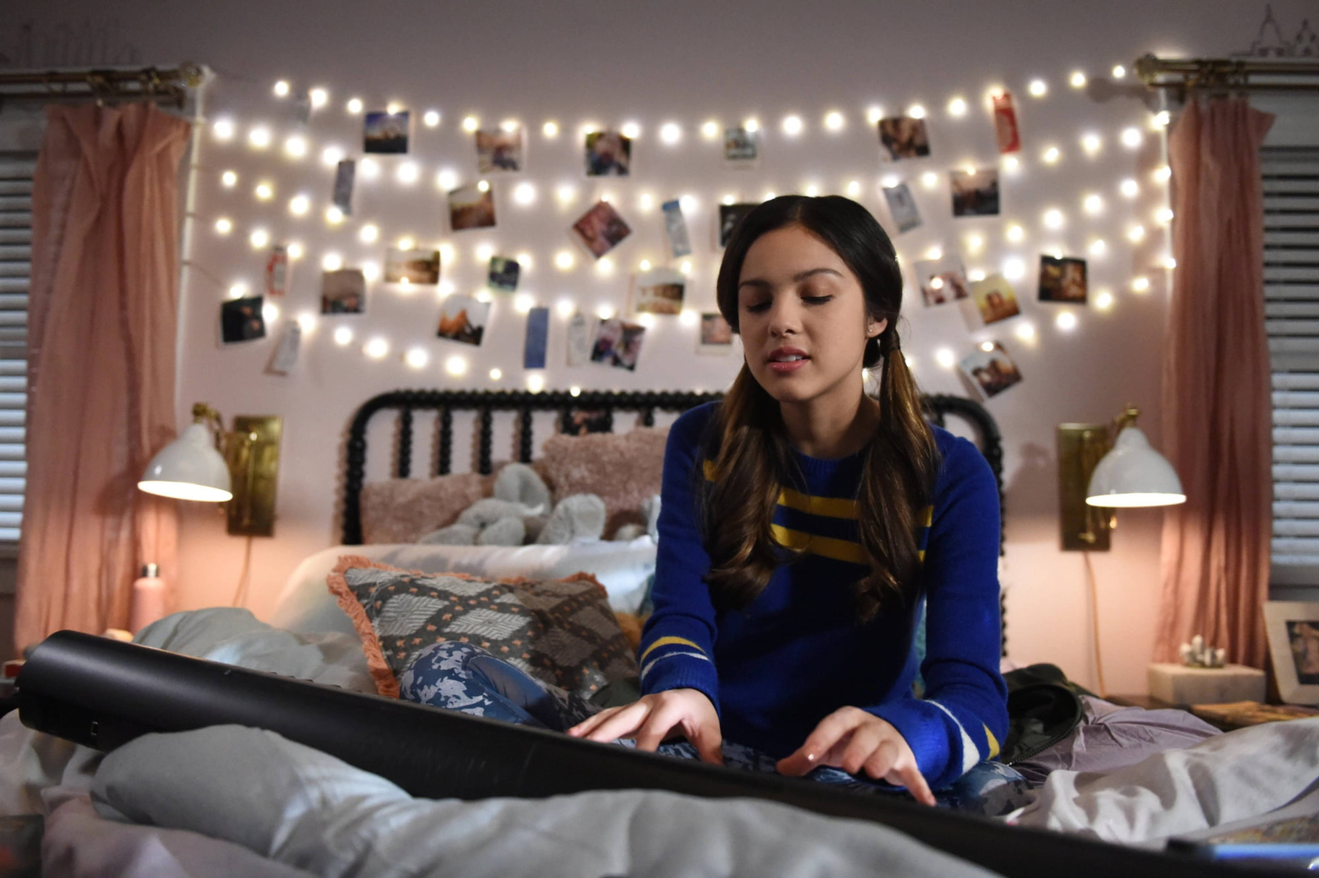 Olivia Rodrigo, piano, string lights, 5K Desktop Wallpaper