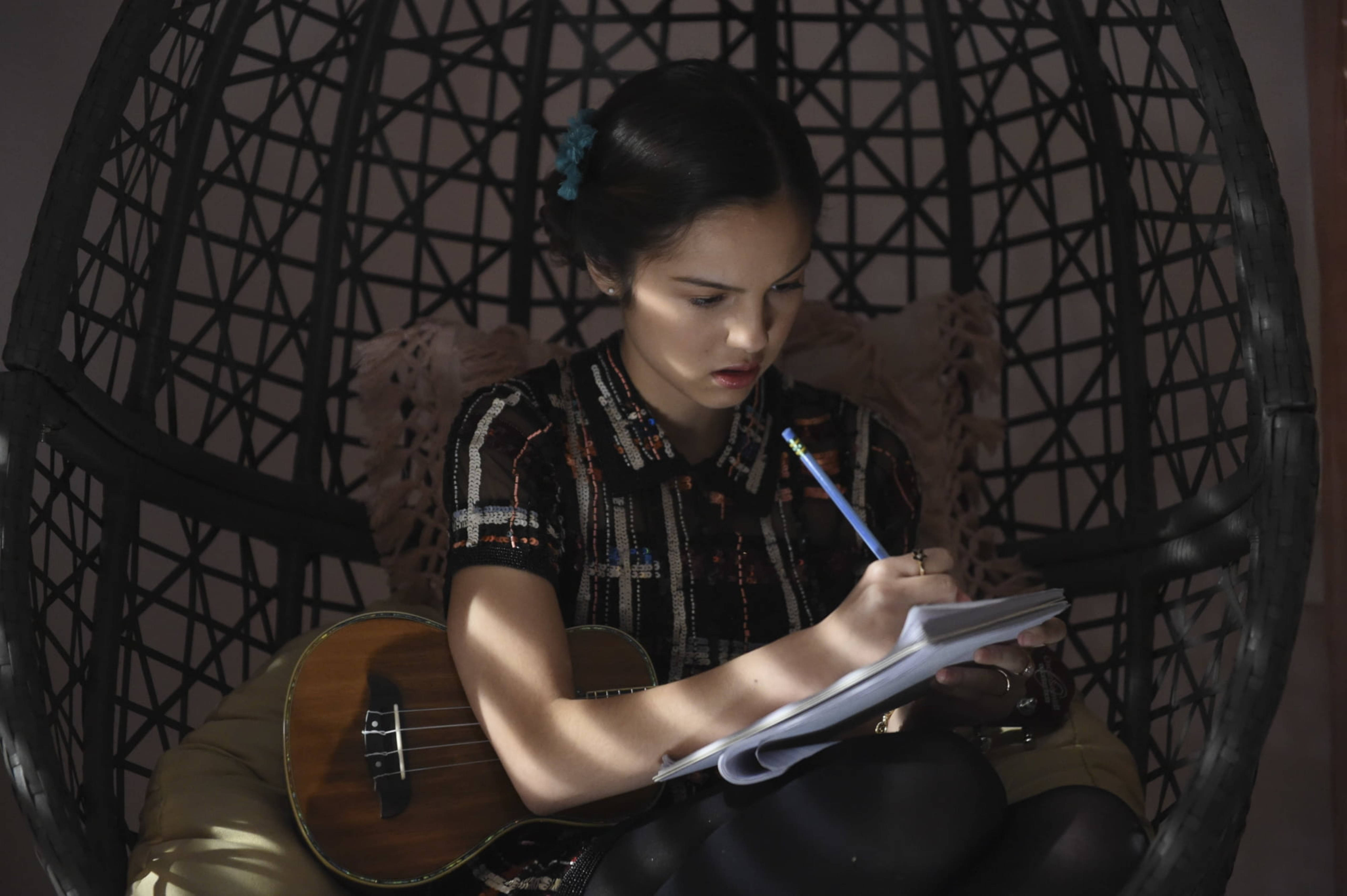 Olivia Rodrigo, black wicker hanging chair, notebook, 5K Desktop Wallpaper