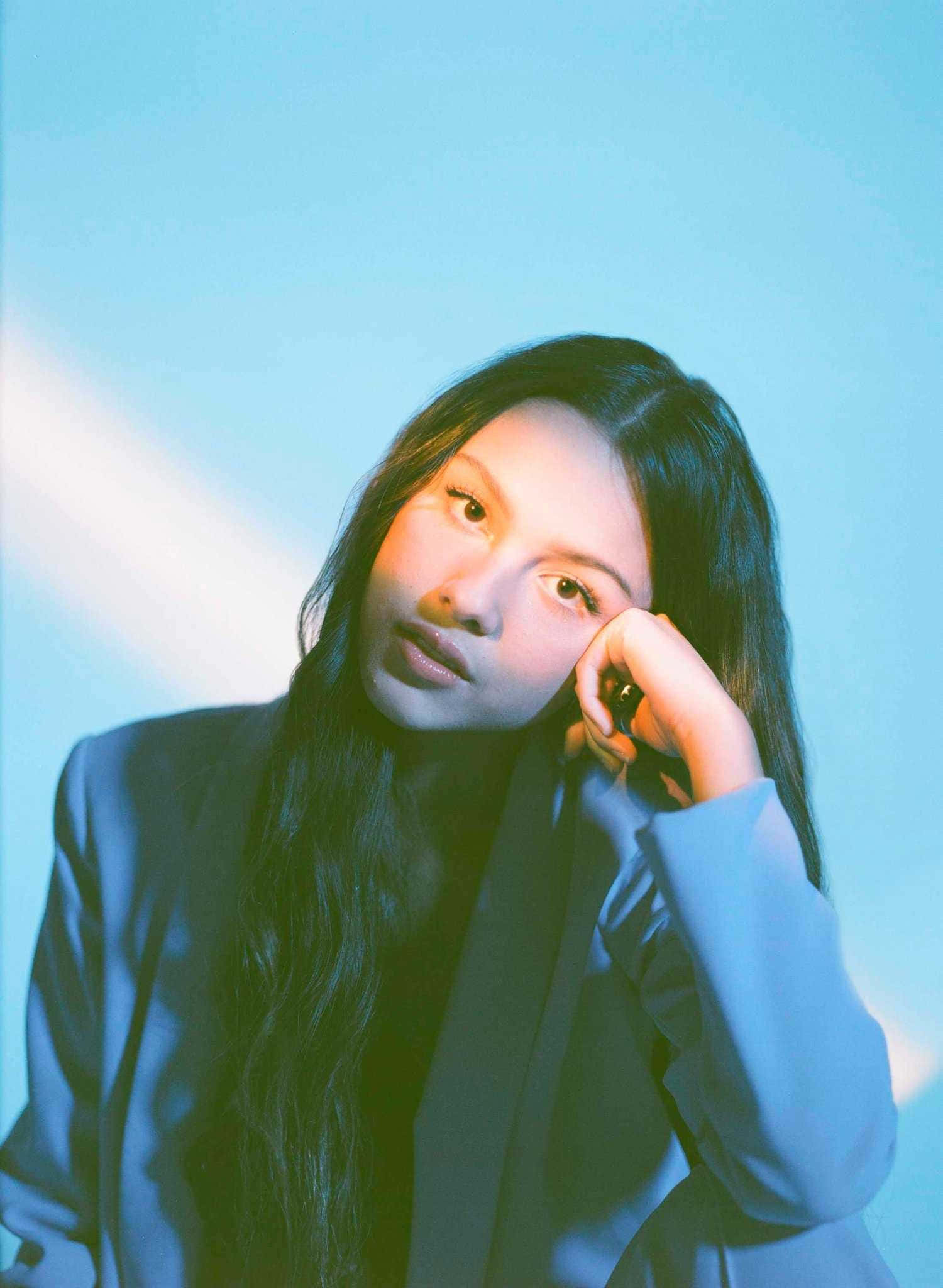 Olivia Rodrigo, long dark hair, cool blue gradient background, Full HD Phone Wallpaper