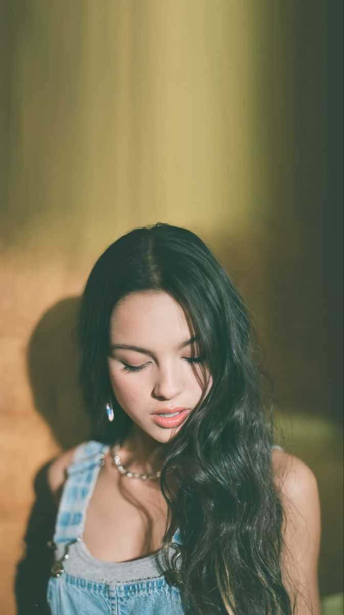 Olivia Rodrigo, denim overalls, pearl necklace, SD Phone Wallpaper