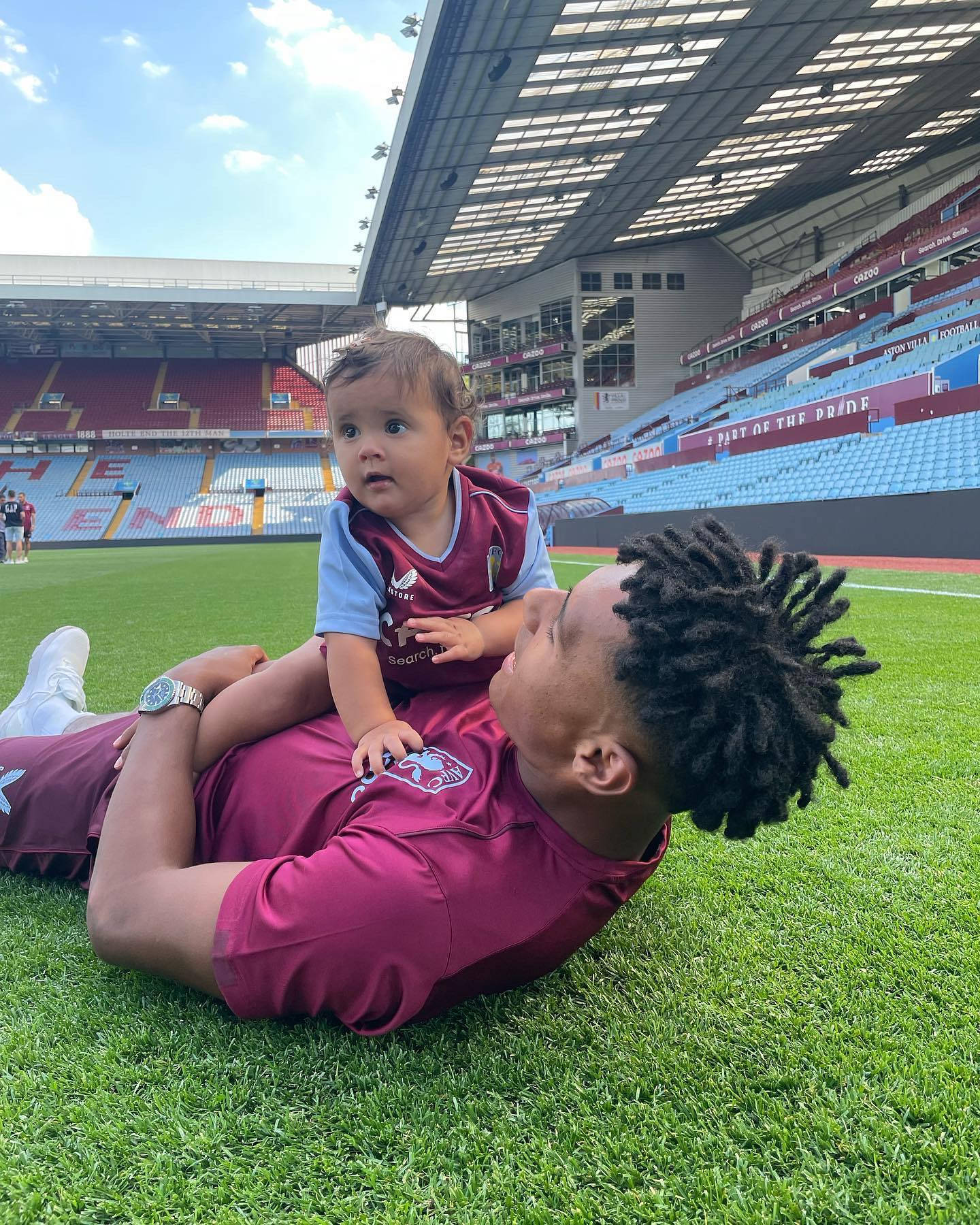 Ollie Watkins, maroon kit, toddler in matching kit, HD Phone Wallpaper