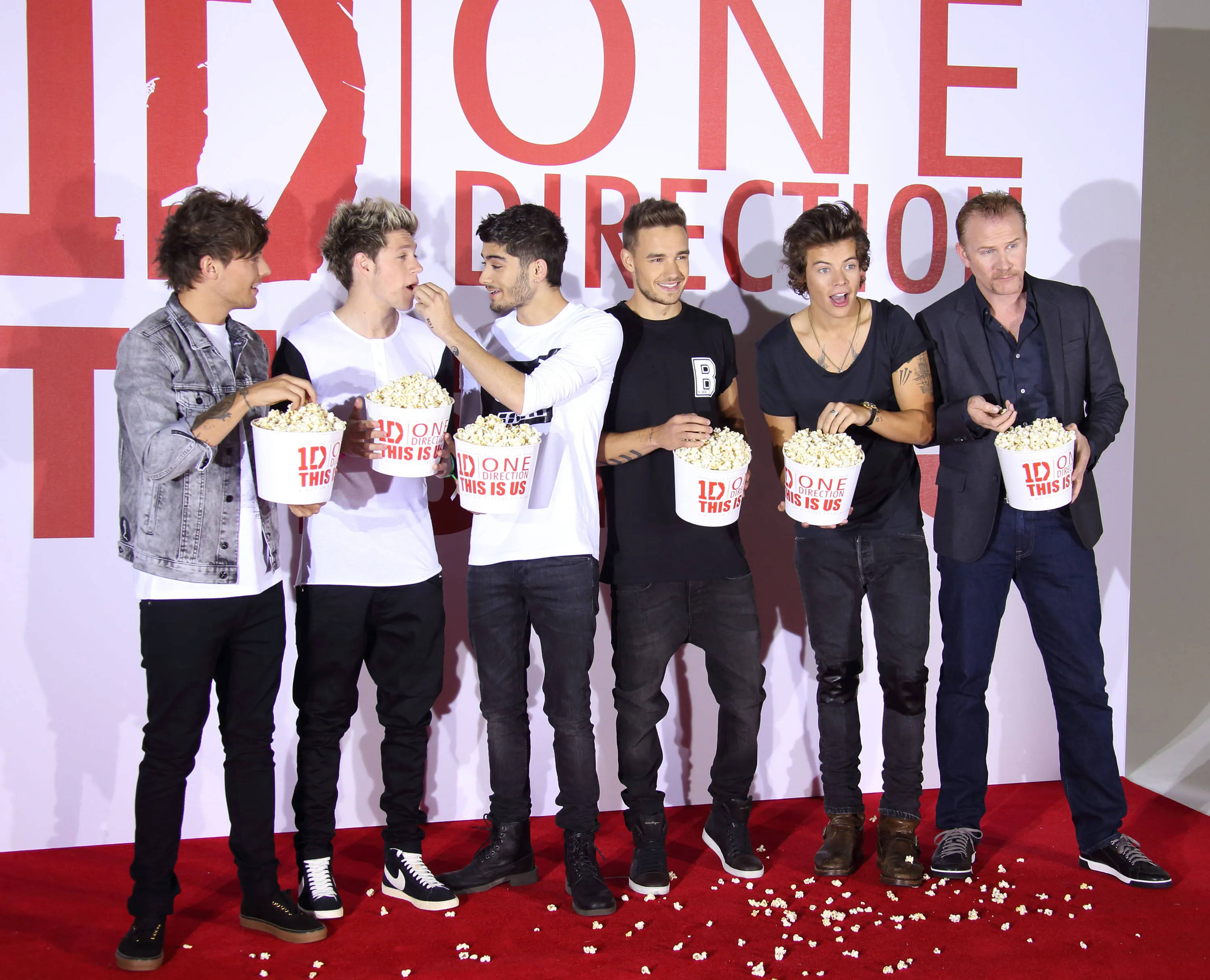 One Direction, red carpet, large '1D' backdrop, 2K Desktop Wallpaper