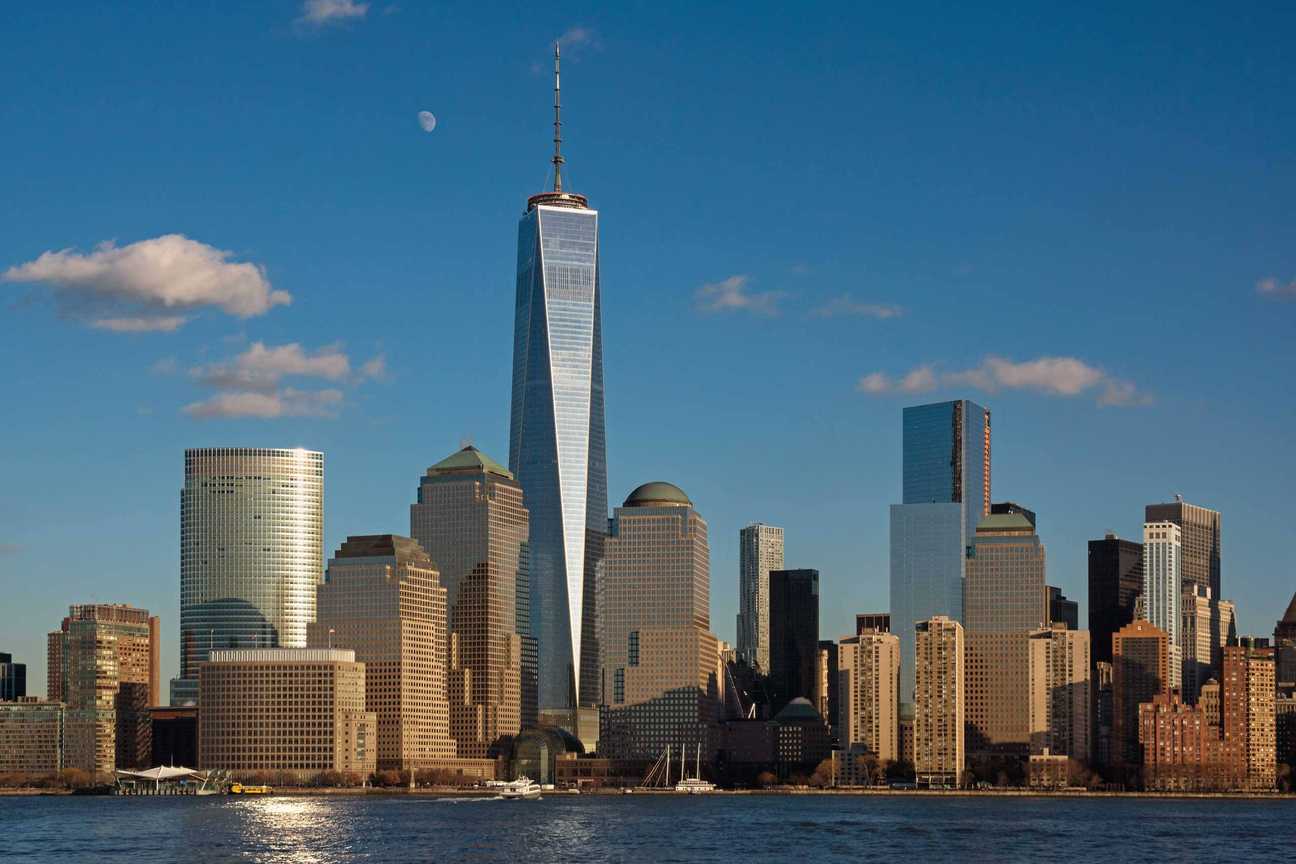 One World Trade Center, lower Manhattan, clear blue sky, 2K Desktop Wallpaper