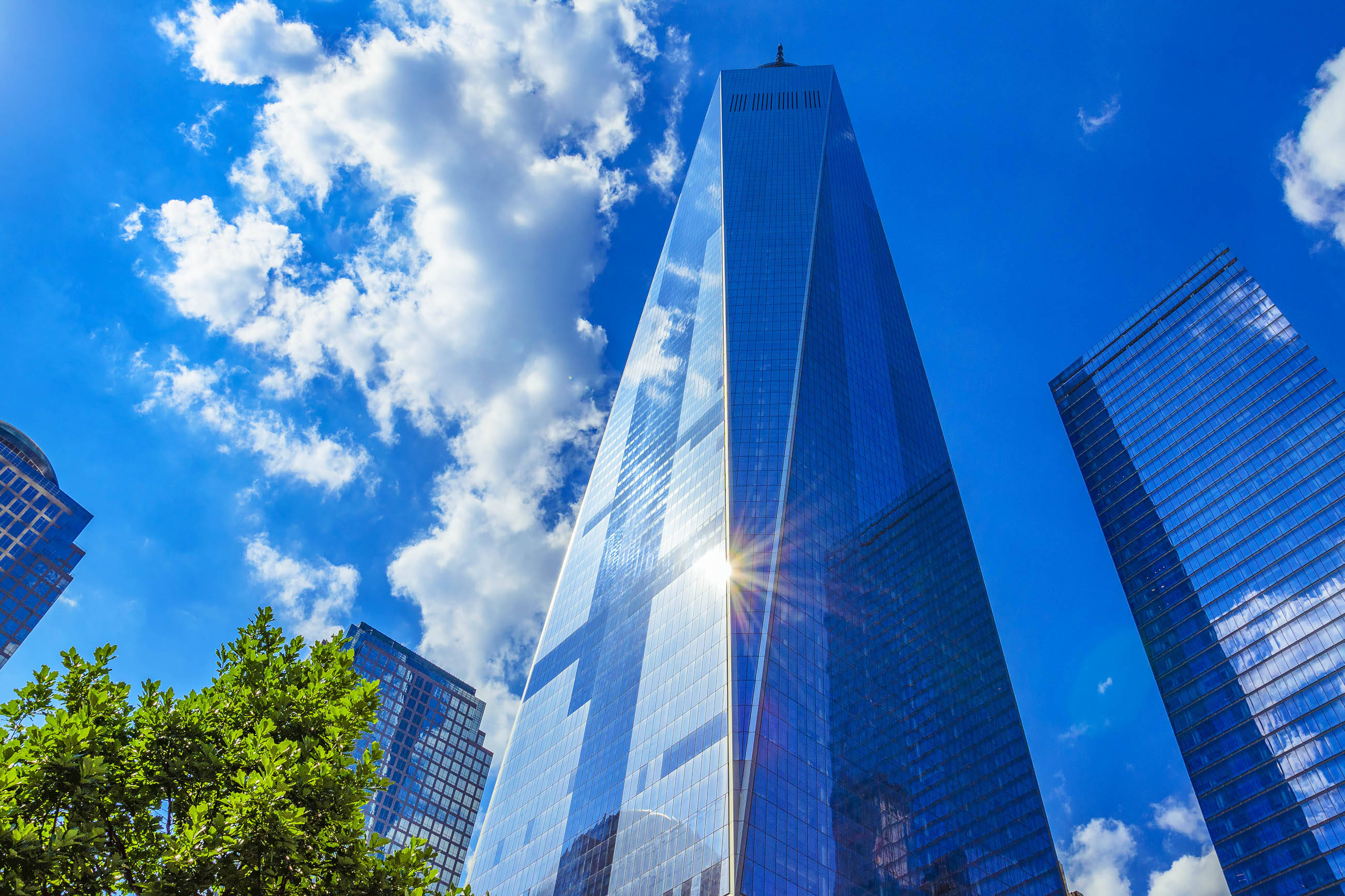 One World Trade Center, sun, vibrant blue sky, 2K Desktop Wallpaper