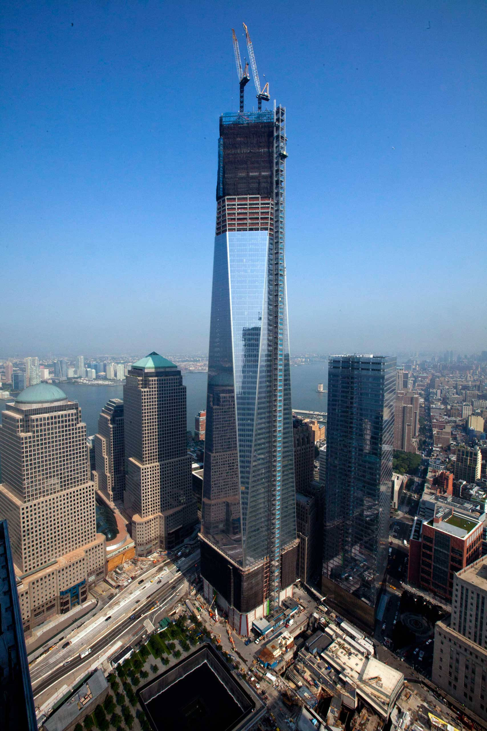 One World Trade Center, cranes, bustling cityscape, 2K Phone Wallpaper