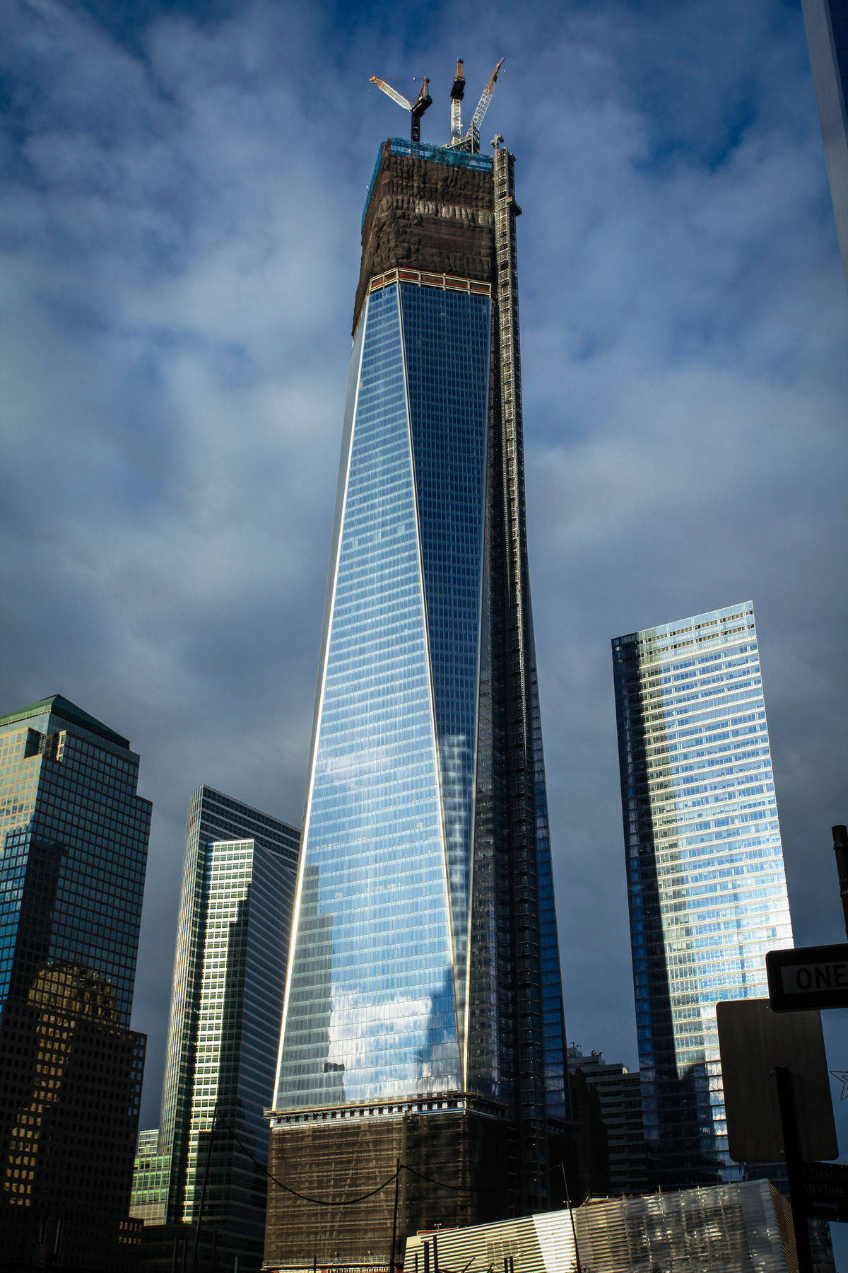 One World Trade Center, reflective glass facade, cranes, HD Phone Wallpaper