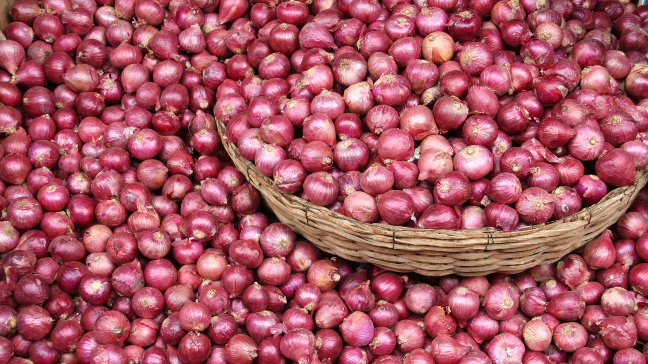 basket, red onions, woven basket, Full HD Desktop Wallpaper