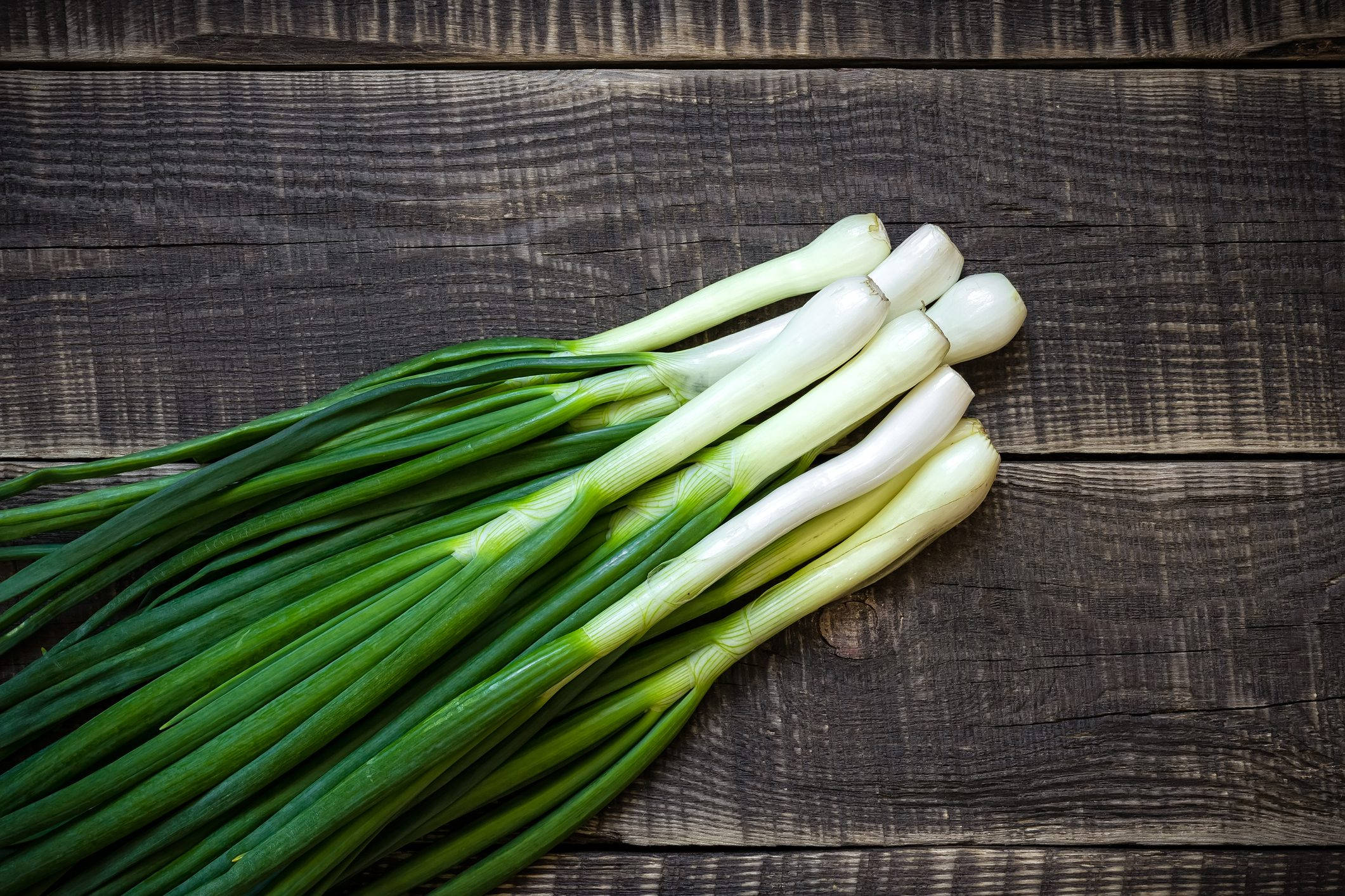 spring onions, dark rustic wooden surface, fresh green onions, Full HD Desktop Wallpaper