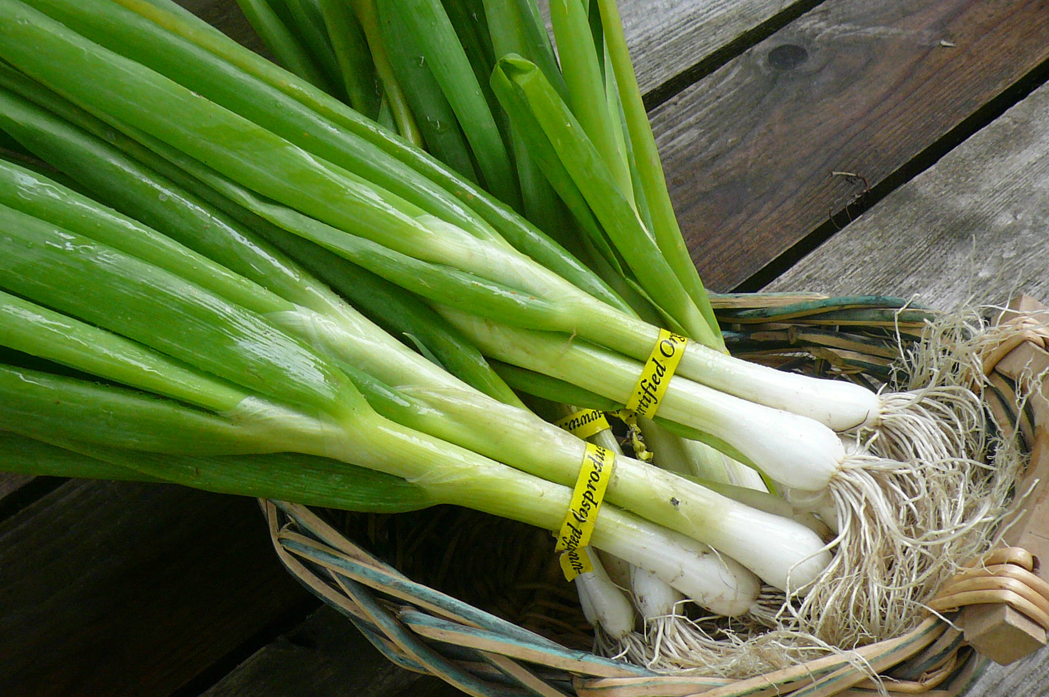 spring onion, woven basket, weathered wooden table, Full HD Desktop Wallpaper
