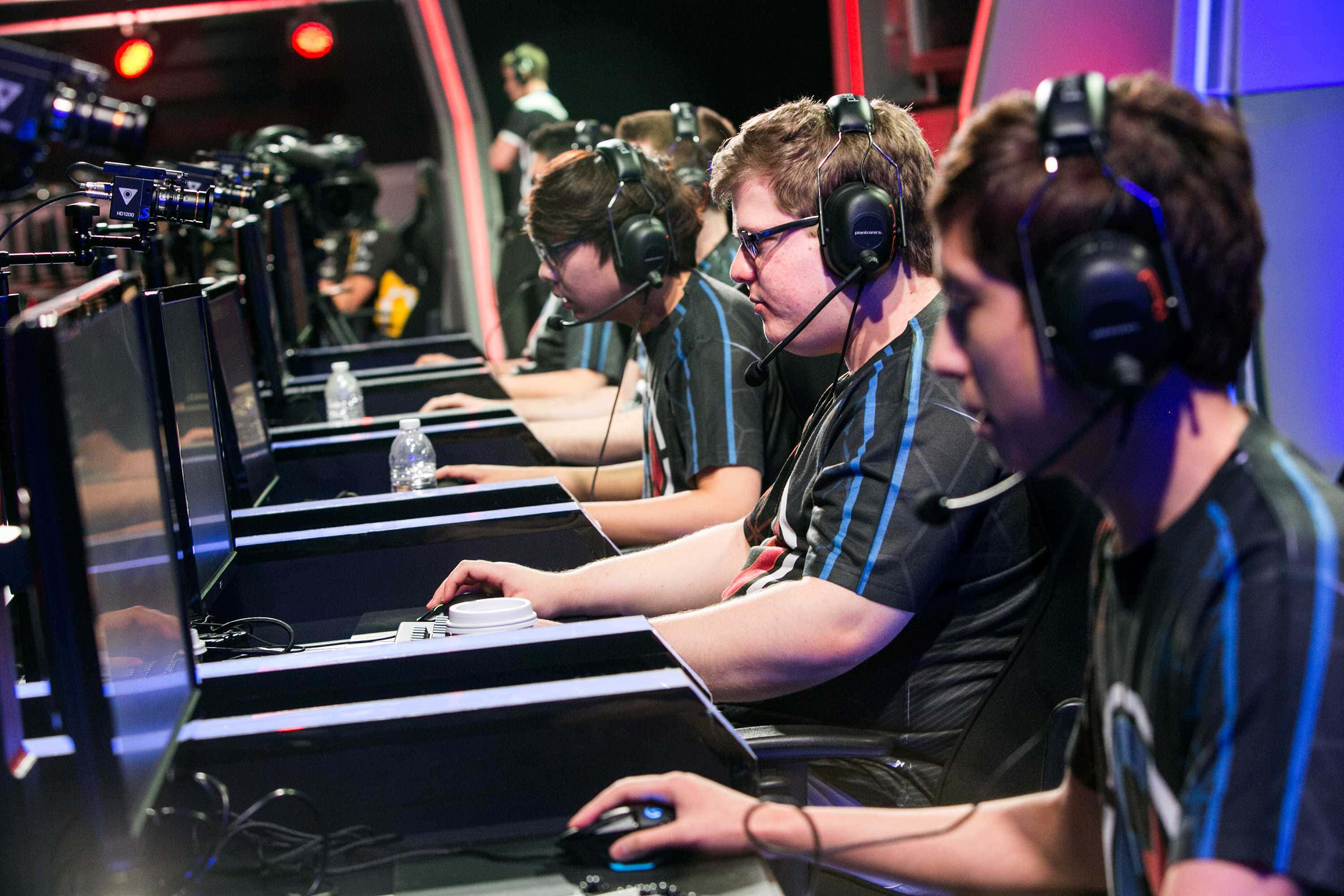 Professional Gaming Tournaments, tournament arena, red and blue lighting, 2K Desktop Wallpaper