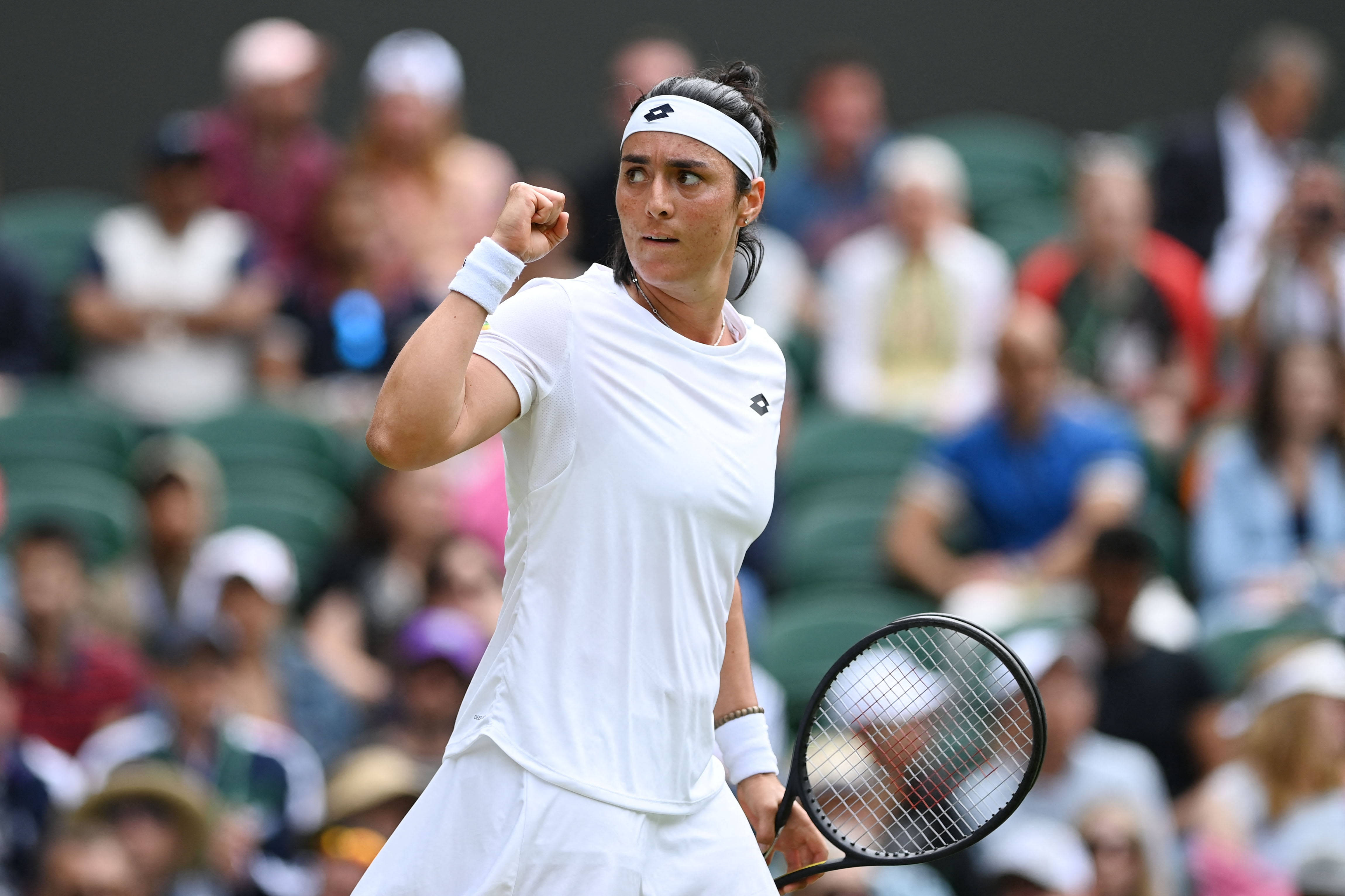 Ons Jabeur, white gear, grass court, 4K Desktop Wallpaper