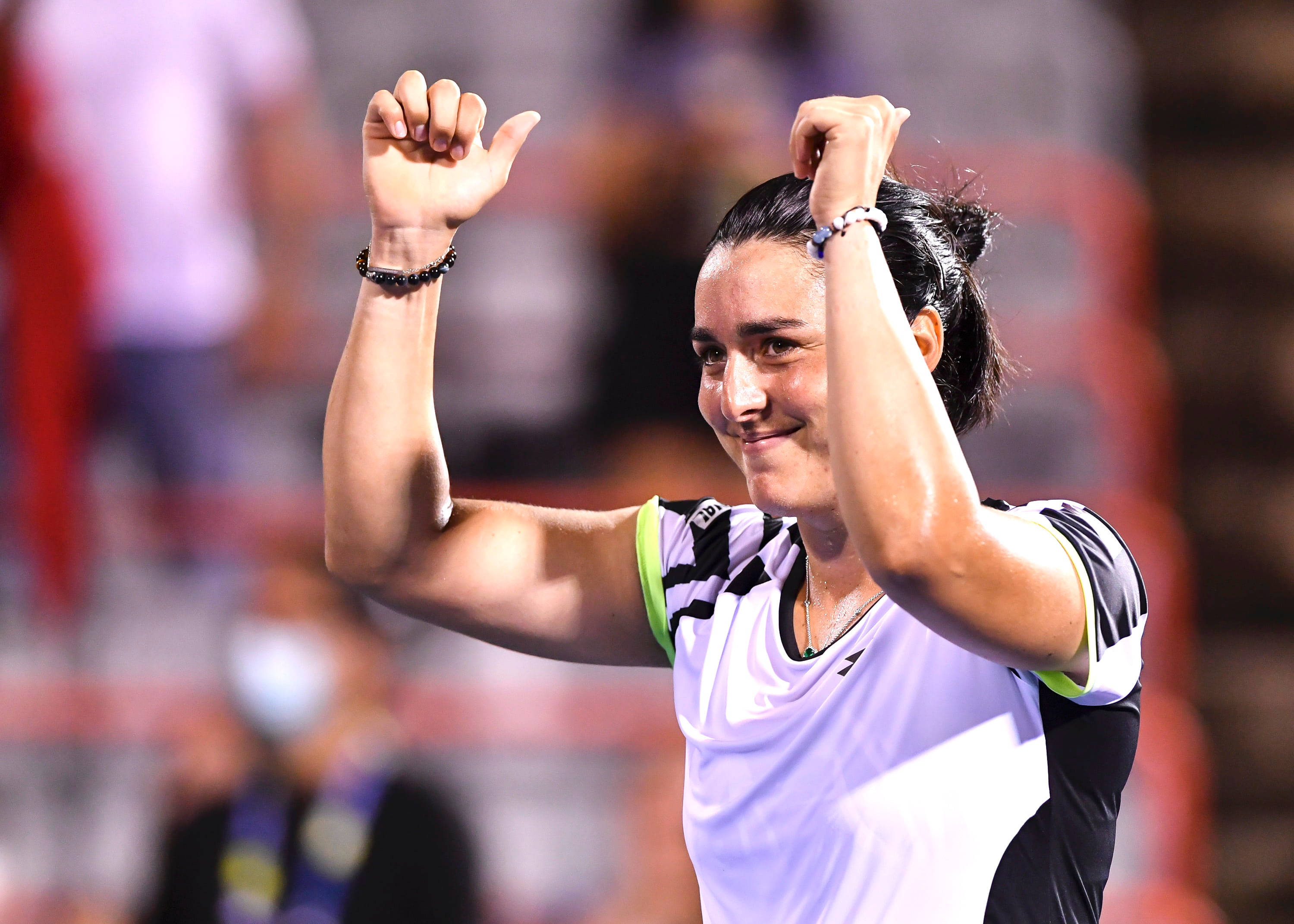 Ons Jabeur, double thumbs up, stadium lights, 2K Desktop Wallpaper