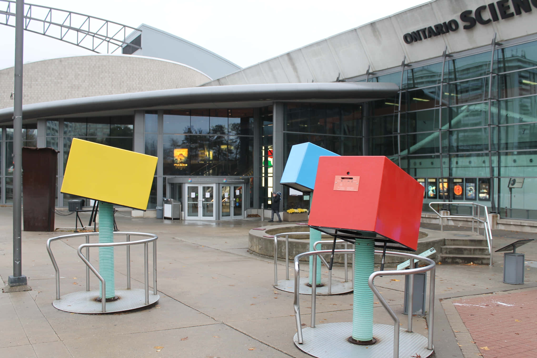 Ontario Science Centre, red blue and yellow kinetic sculptures, modern glass facade, Full HD Desktop Wallpaper