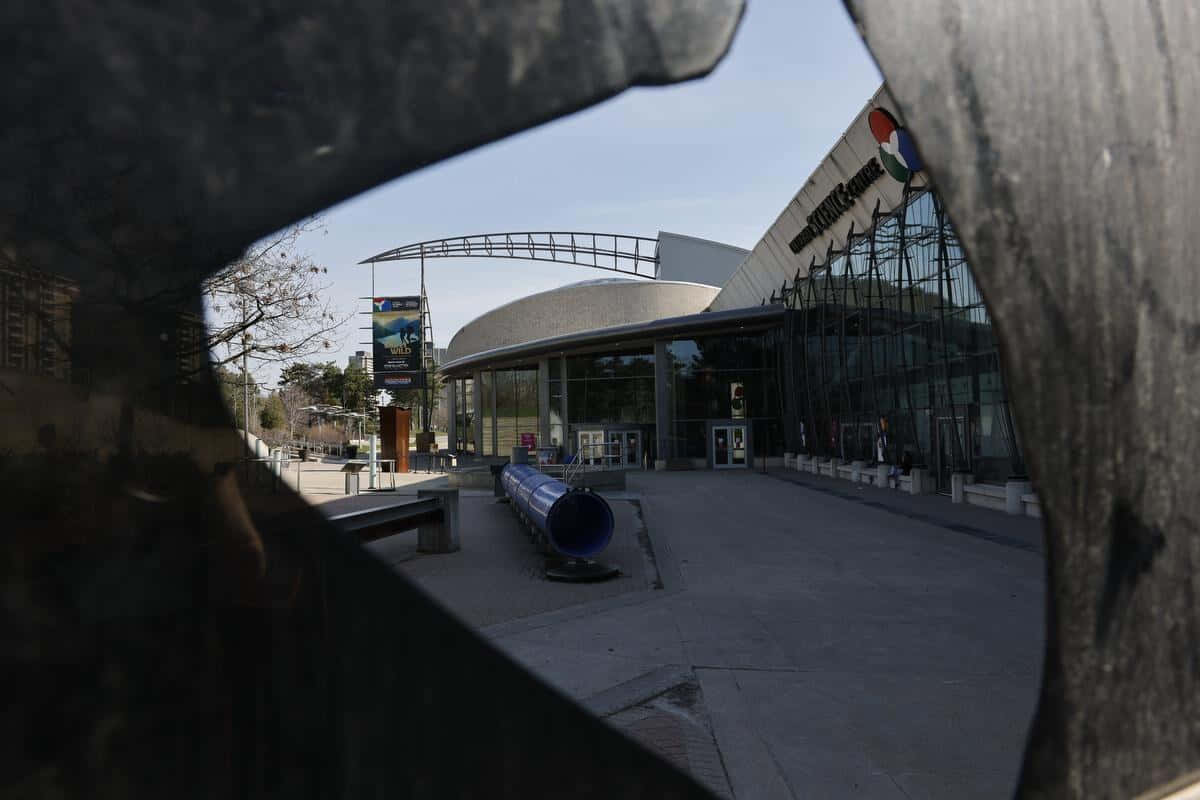 Ontario Science Centre, glass and steel building, rough circular hole, SD Desktop Wallpaper