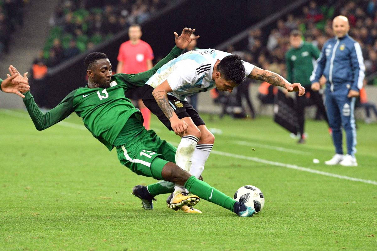 Onyinye Ndidi, green and white jerseys, vibrant green pitch, SD Desktop Wallpaper
