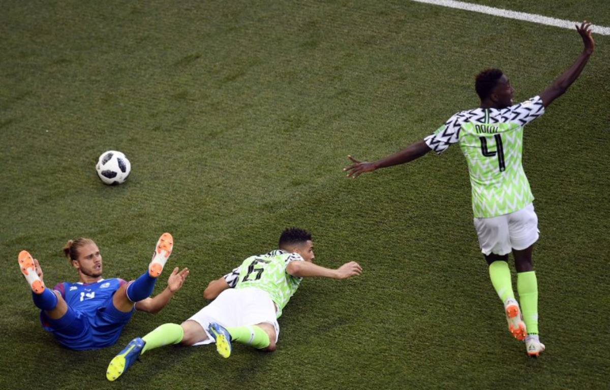 Onyinye Ndidi, vibrant green pitch, soccer players, SD Desktop Wallpaper