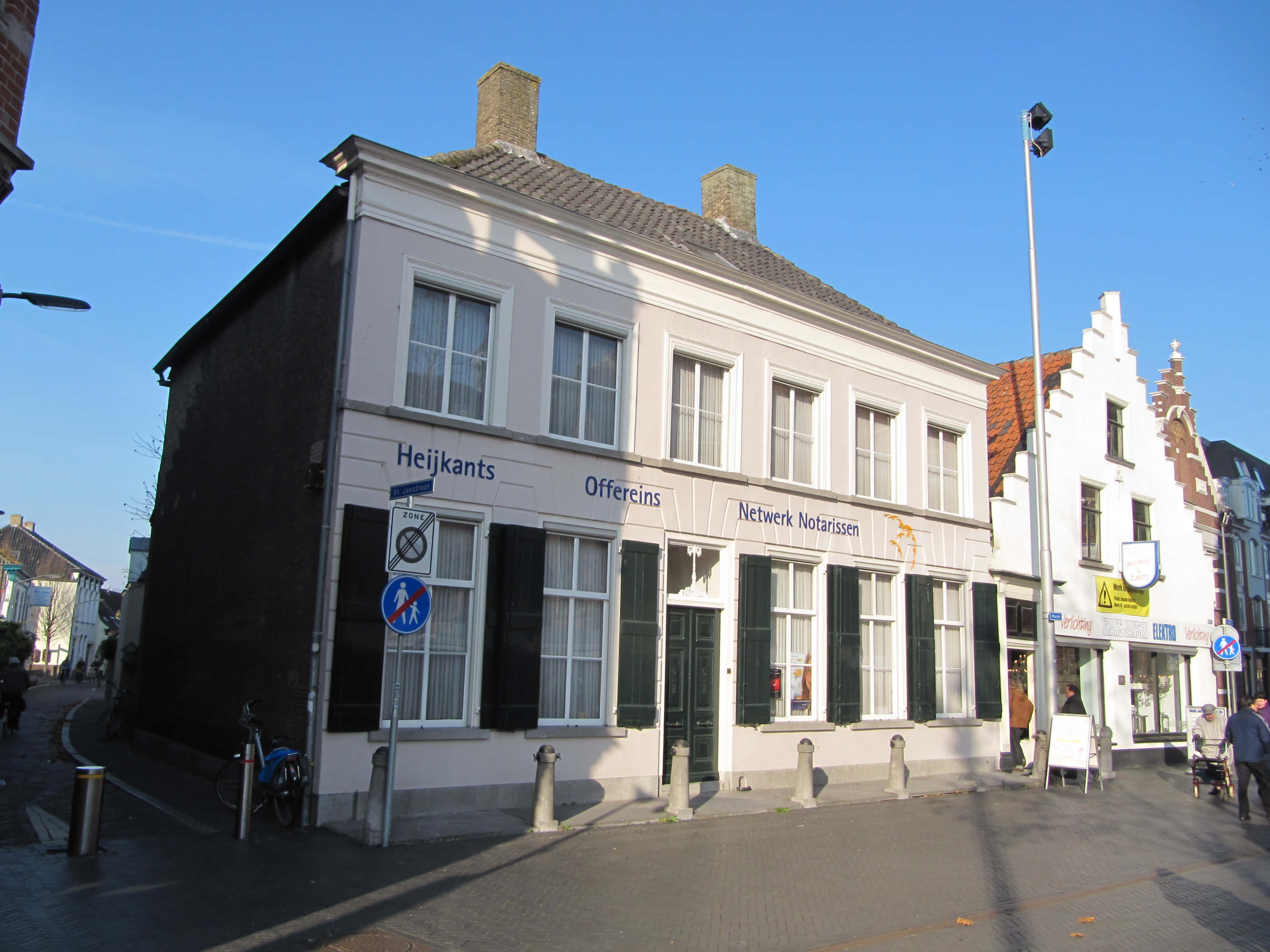 Oosterhout, city corner building, white building, 2K Desktop Wallpaper