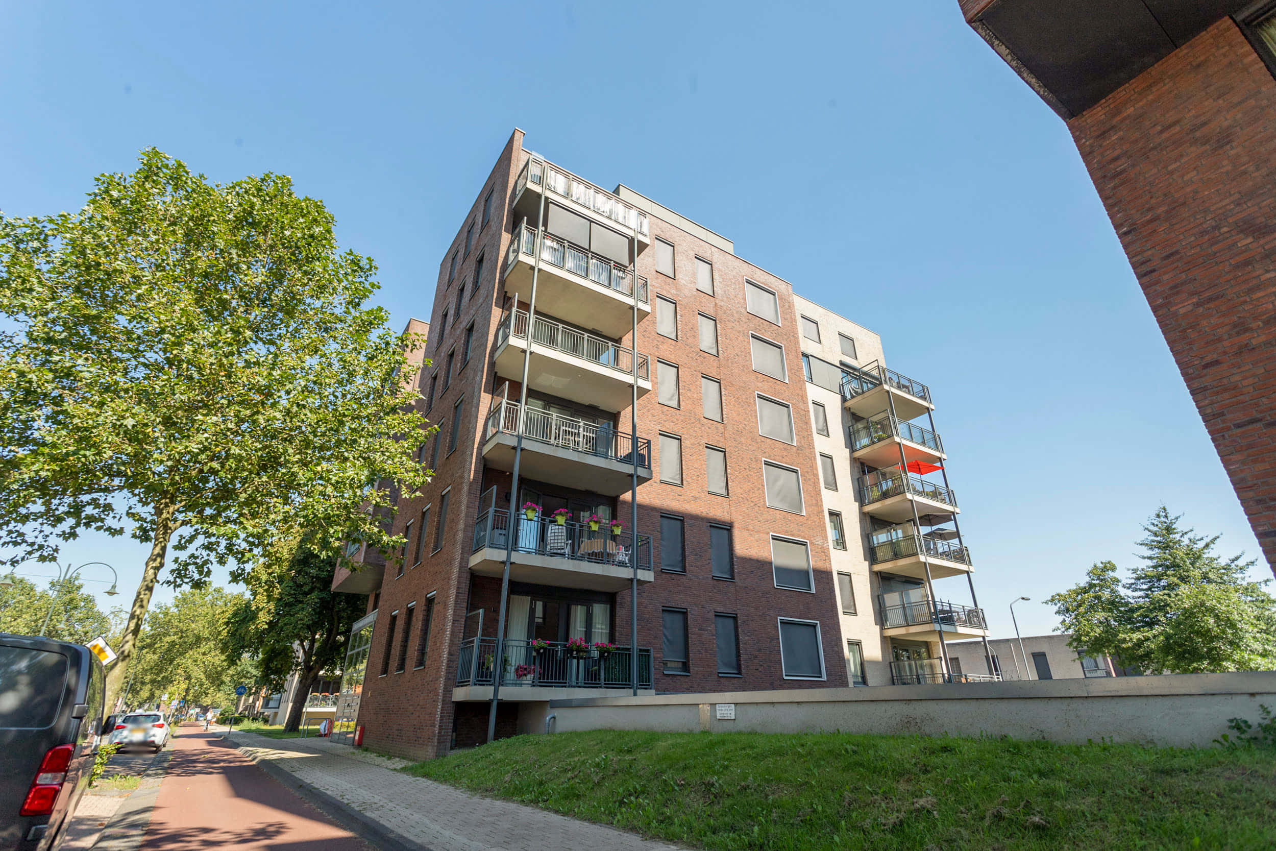 Oosterhout, modern brick apartment building, balconies, Full HD Desktop Wallpaper