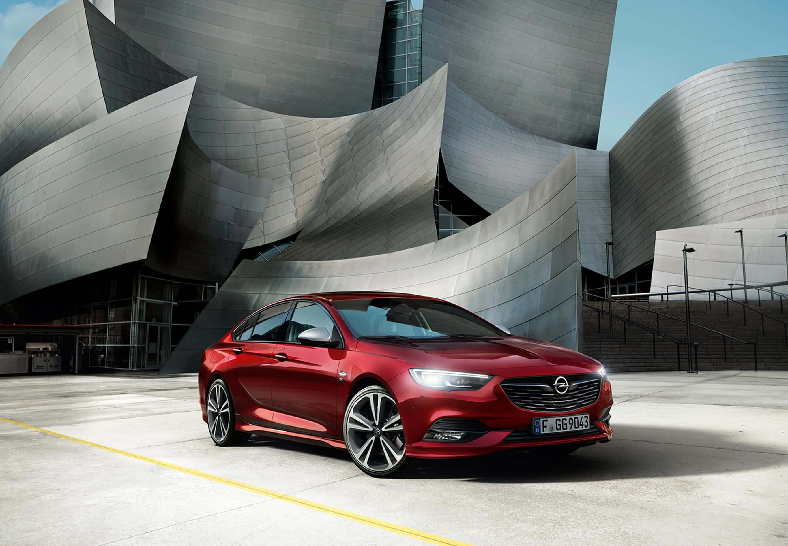 Opel Insignia, glossy red, titanium-clad Walt Disney Concert Hall, 2K Desktop Wallpaper