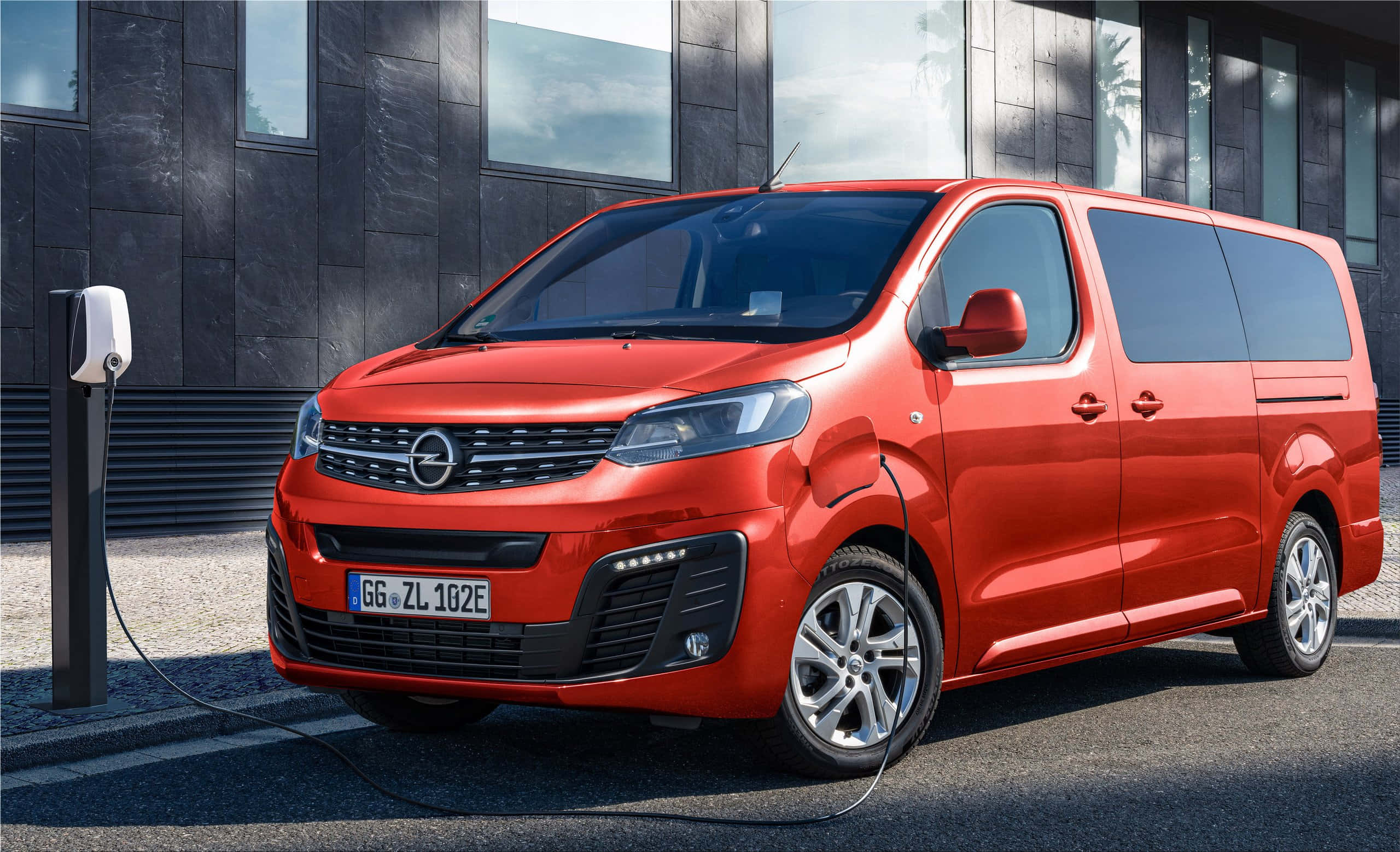 Opel Zafira, vibrant red, electric van, 2K Desktop Wallpaper
