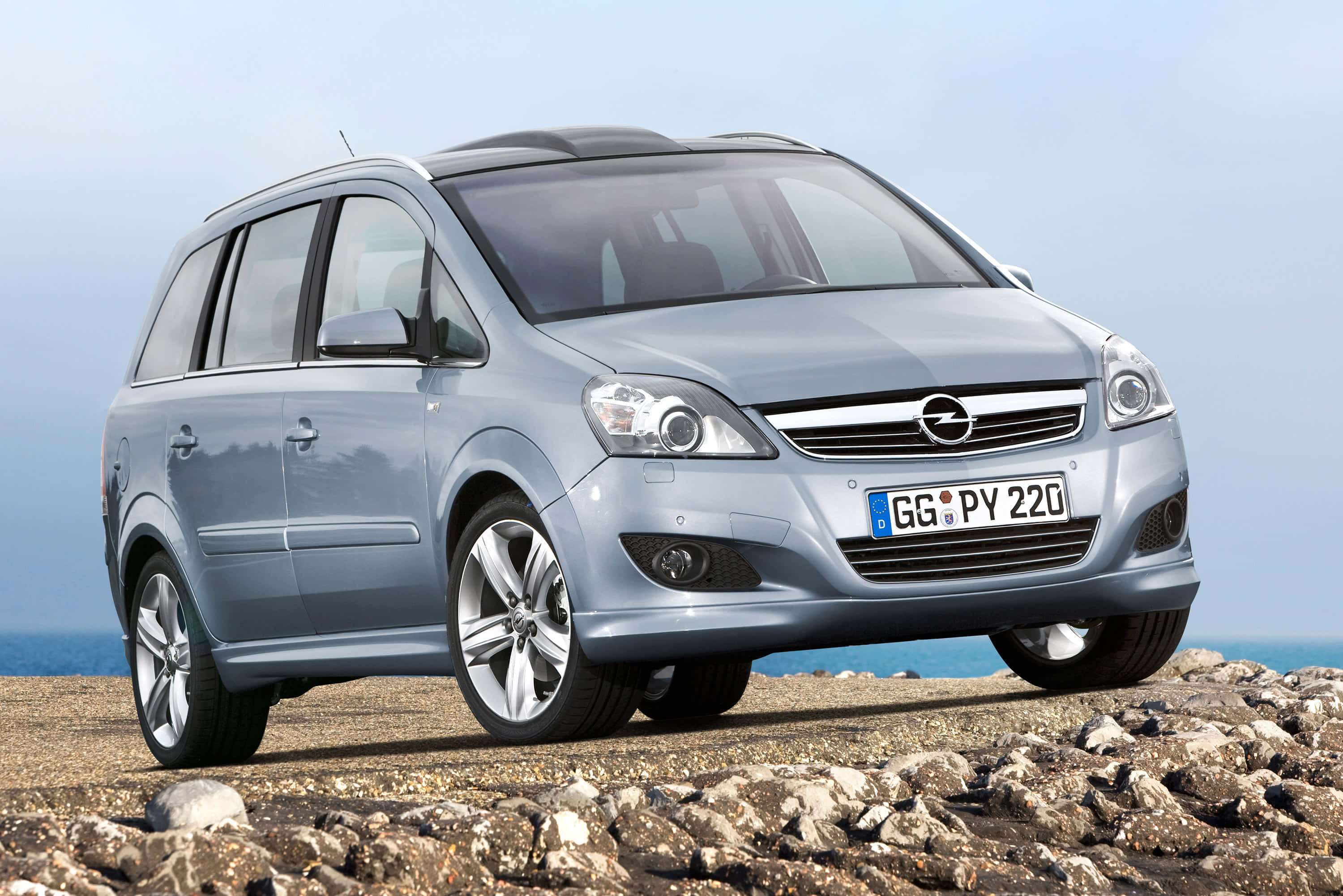Opel Zafira, silver, rocky coastal cliff, 2K Desktop Wallpaper