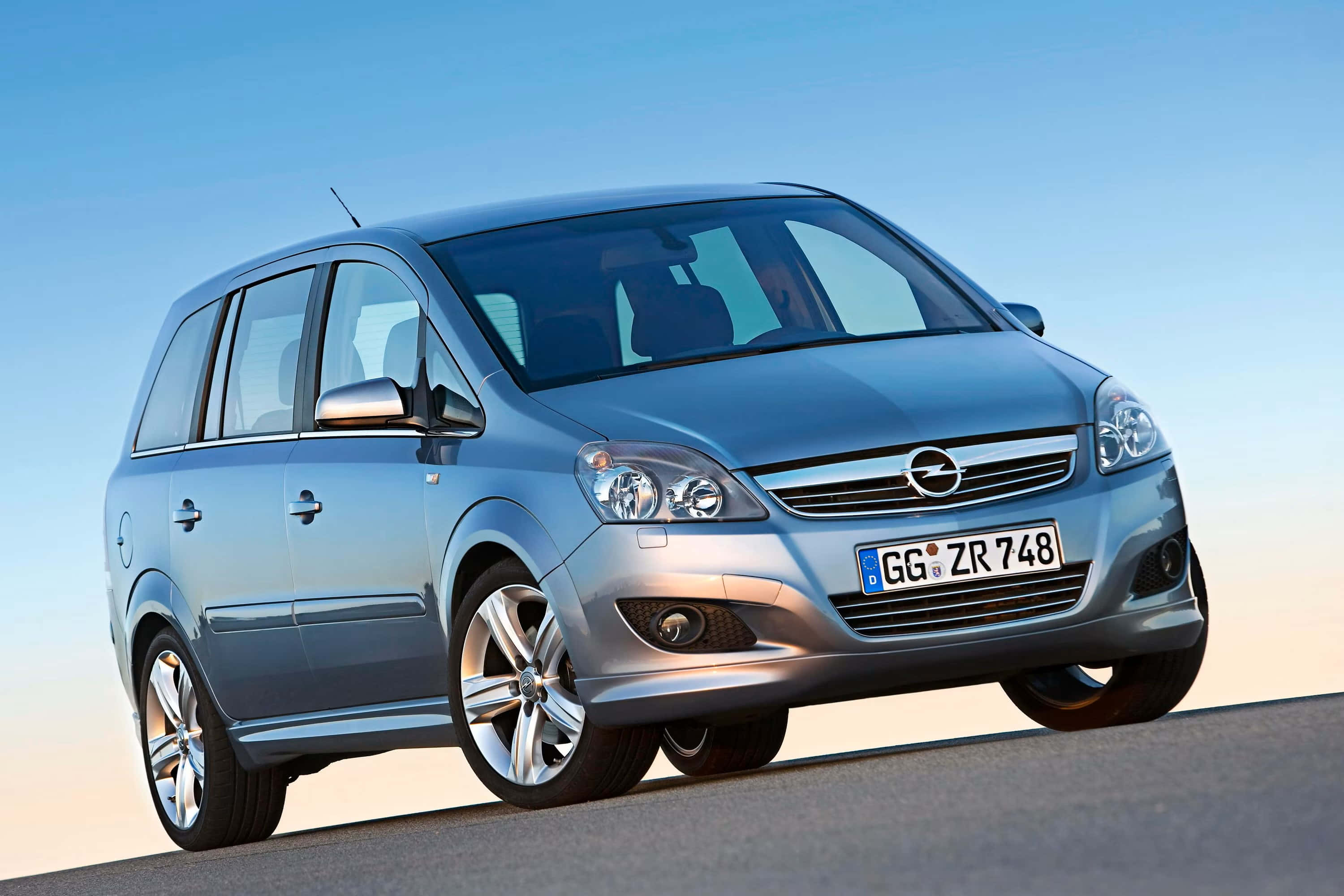 Opel Zafira, silver, urban setting, 2K Desktop Wallpaper