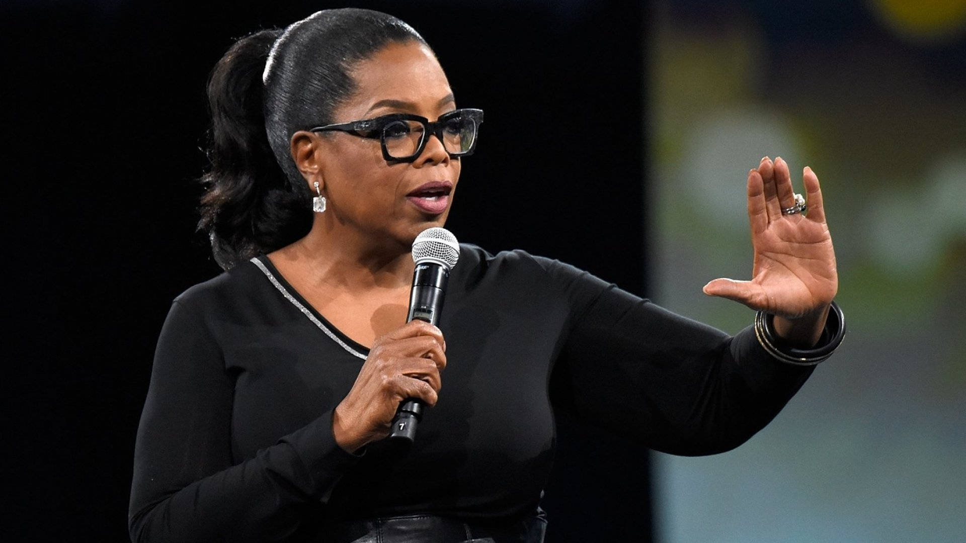Oprah Winfrey, black outfit, microphone, Full HD Desktop Wallpaper
