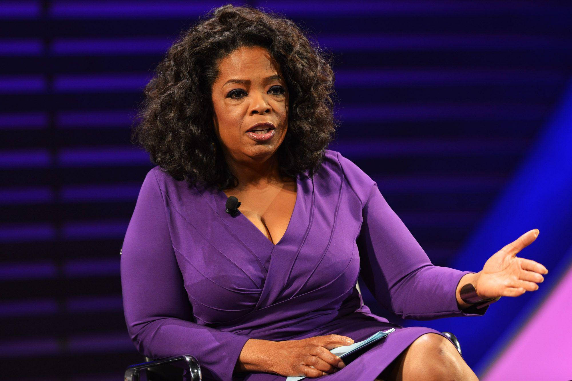 Oprah Winfrey, purple dress, blue and purple stage backdrop, Full HD Desktop Wallpaper
