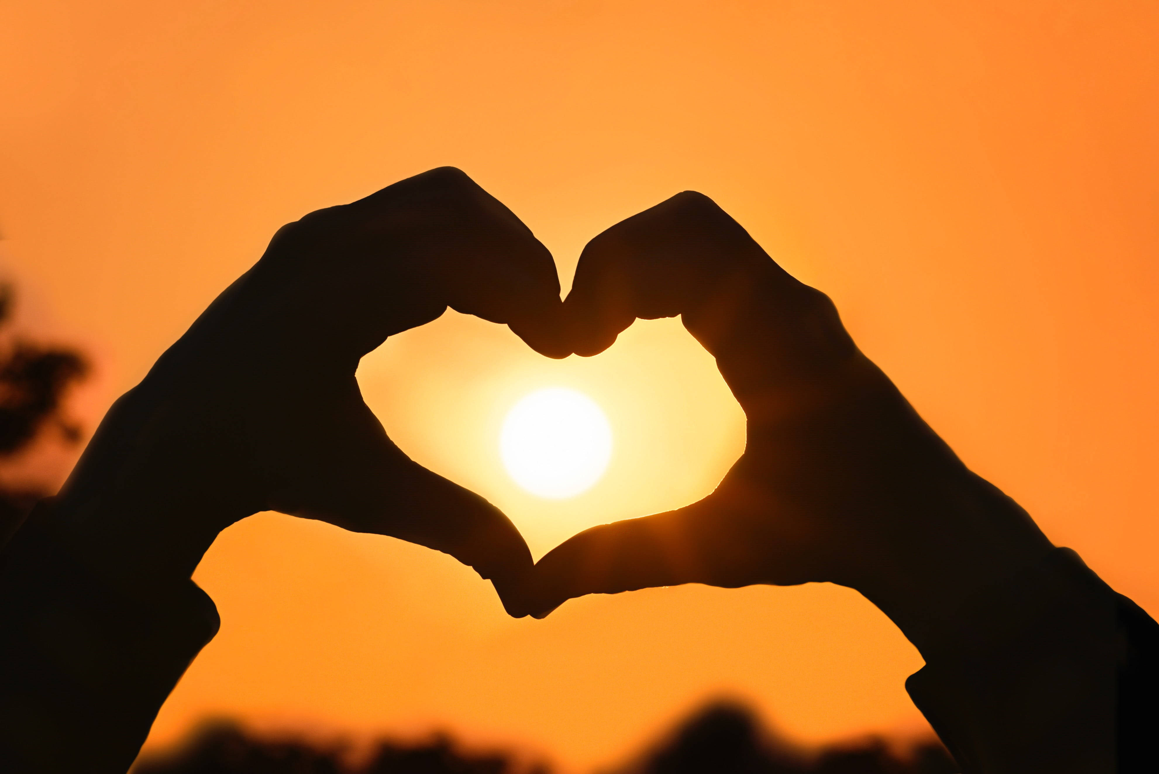 finger heart, orange-tinted sunset, glowing sun, 4K Desktop Wallpaper