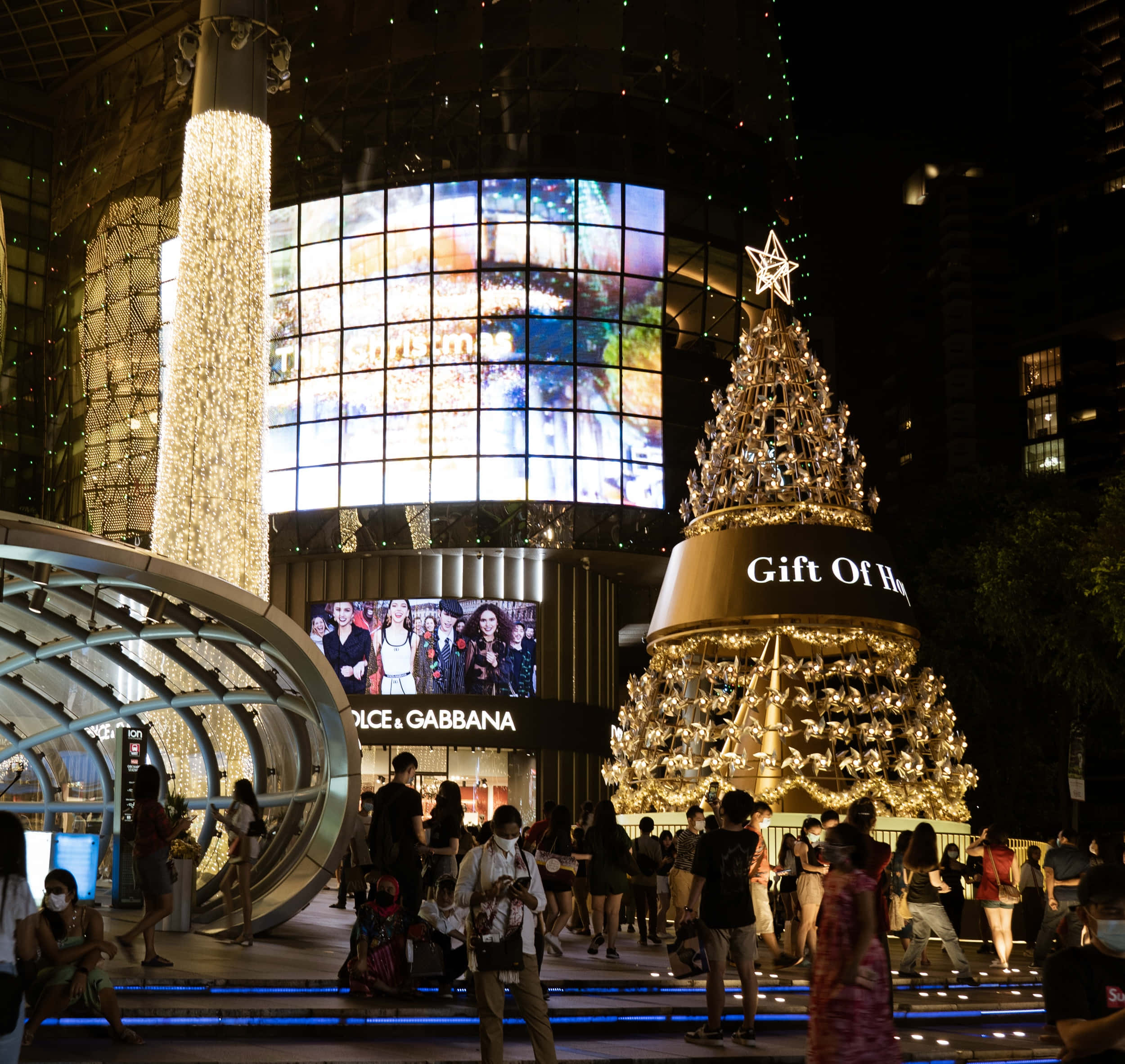Orchard Road, golden Christmas tree, glowing digital billboards, Full HD Desktop Wallpaper