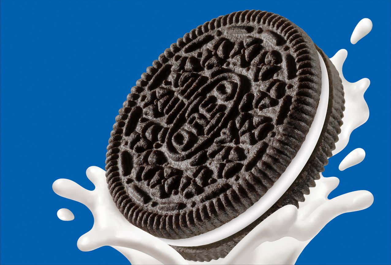 Oreo Cookie, creamy filling, white milk, SD Desktop Wallpaper