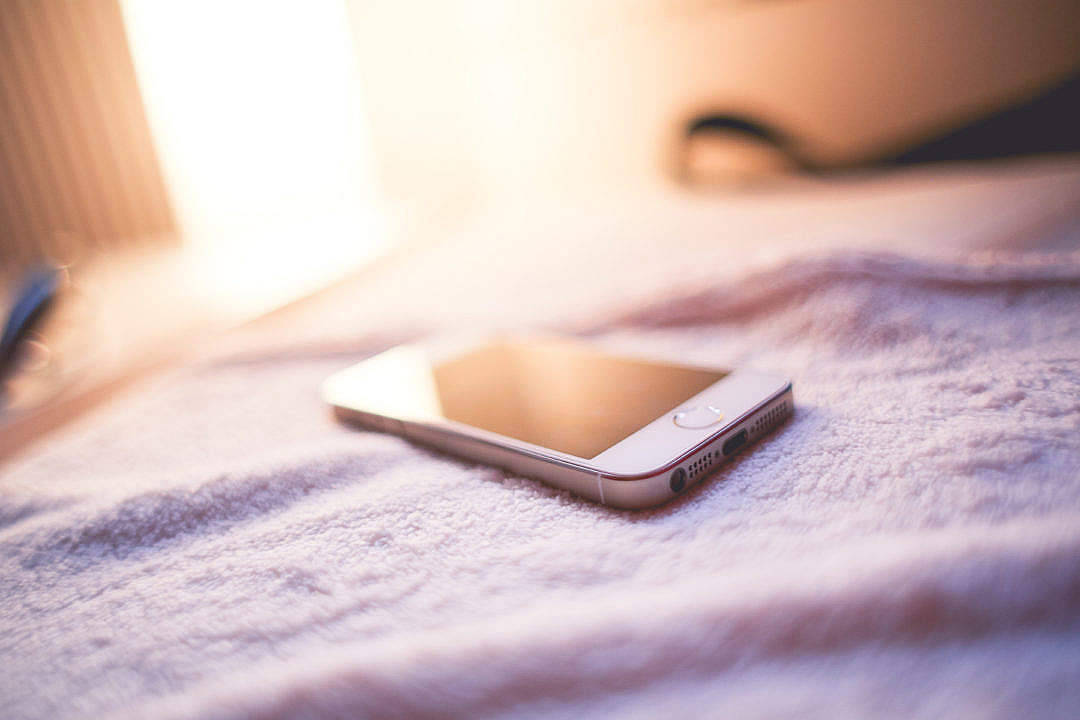 Original iPhone 5, silver, soft textured blanket, SD Desktop Wallpaper
