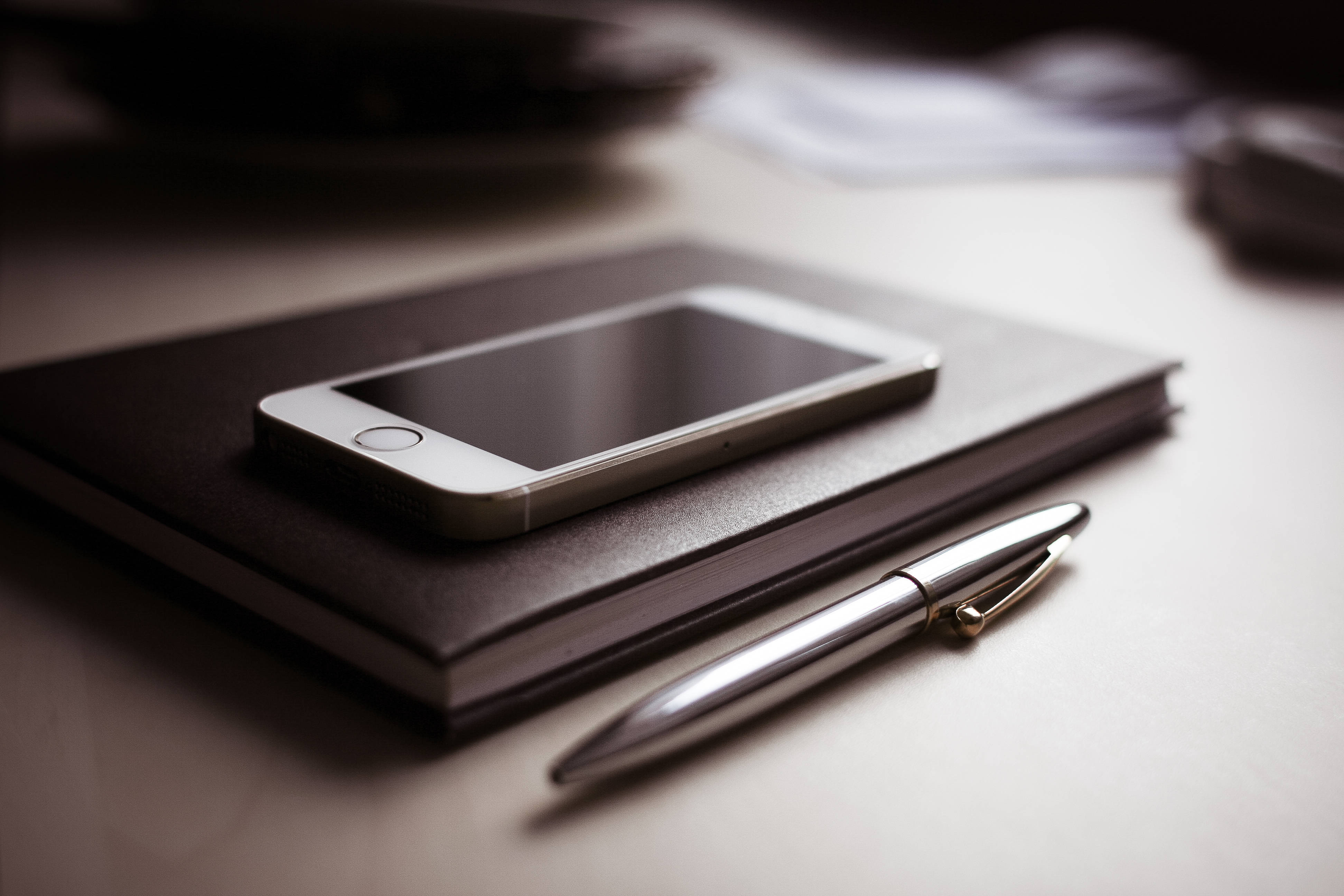 Original iPhone 5, silver, dark notebook, 4K Desktop Wallpaper